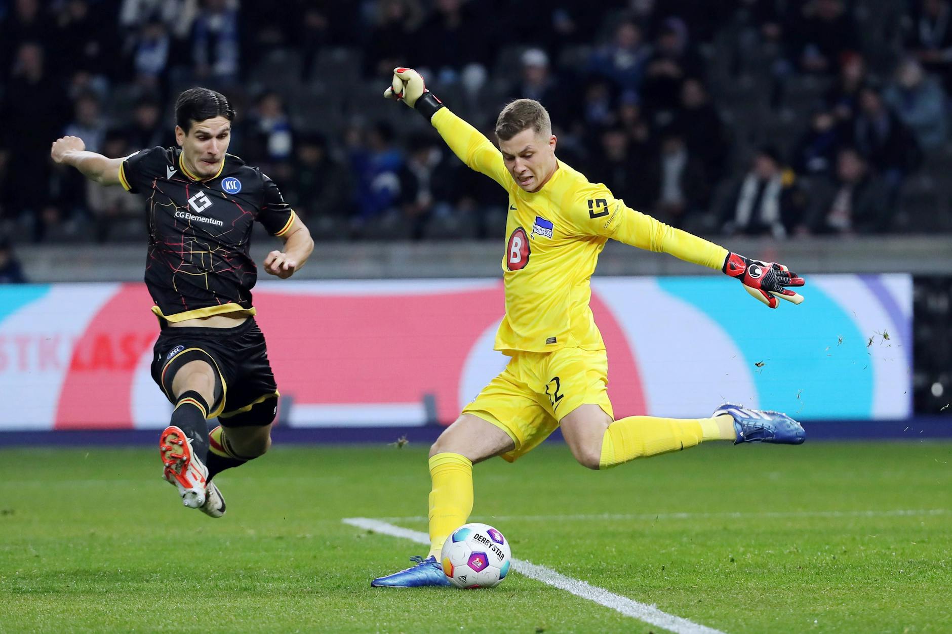Hertha-Keeper Tjark Ernst (20) glänzt nicht nur auf der Linie, kann es auch mit dem Fuß. 