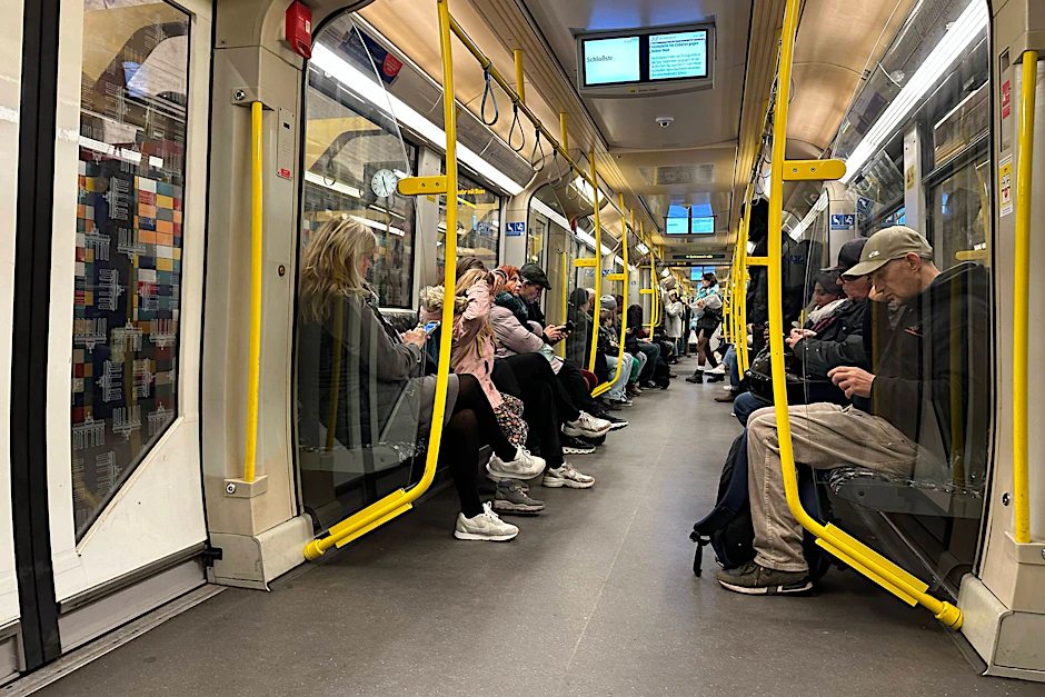 In dieser U-Bahn hätten die Kontrolleure genug Platz, aber das ist nicht immer so.