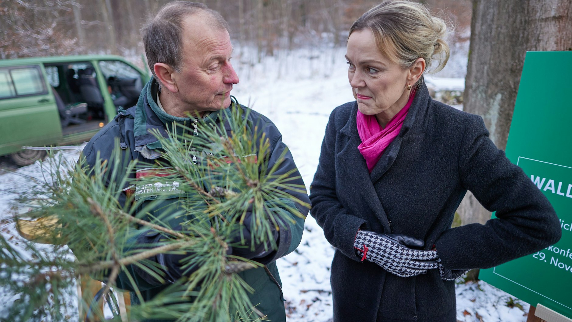 Gunnar Heyne, Chef der Berliner Forsten, zeigt Manja Schreiner (CDU), Berliner Umweltsenatorin, bei der Vorstellung des Berliner Waldzustandsberichtes im Tegeler Forst einen Kiefernzweig, der zu wenige Nadeln trägt.