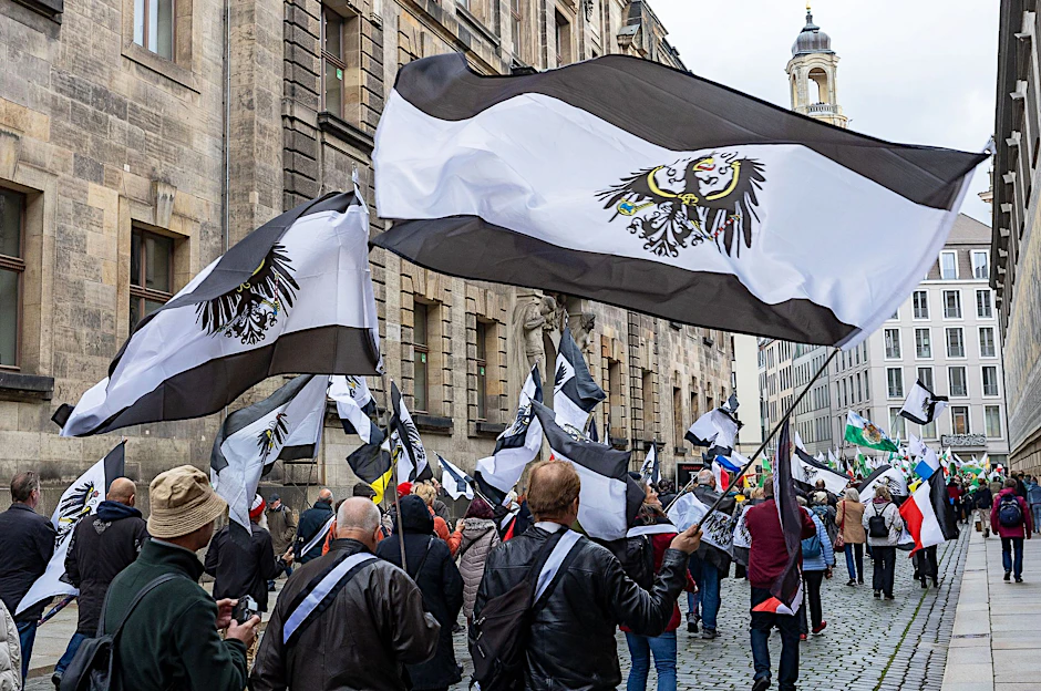 Reichsbürger demonstrieren mit einer Preußen-Flagge in Dresden (Symbolbild).