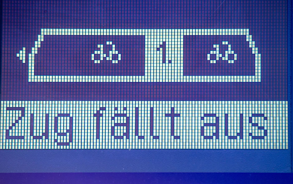 ARCHIV - Auf einer Anzeigetafel im Bahnhof Neubrandenburg steht «Zug fällt aus».  