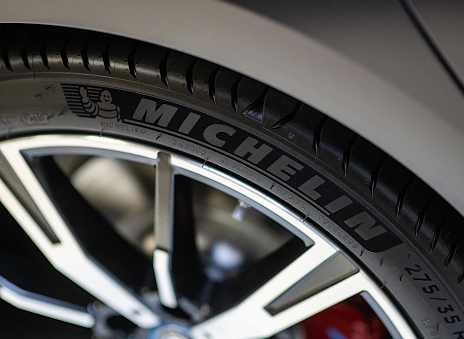 ARCHIV - Der französische Reifenhersteller Michelin will über 1500 Stellen abbauen.  