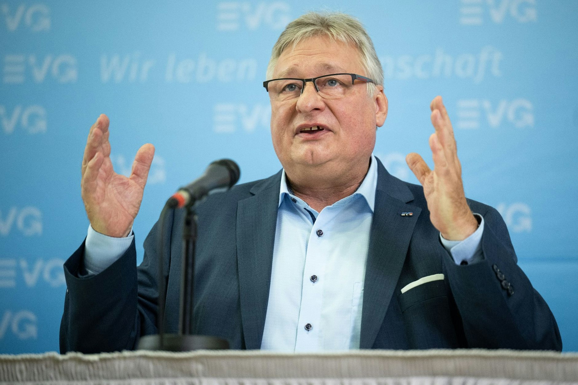 ARCHIV - Martin Burkert, Vorsitzender der Eisenbahn- und Verkehrsgewerkschaft (EVG).  