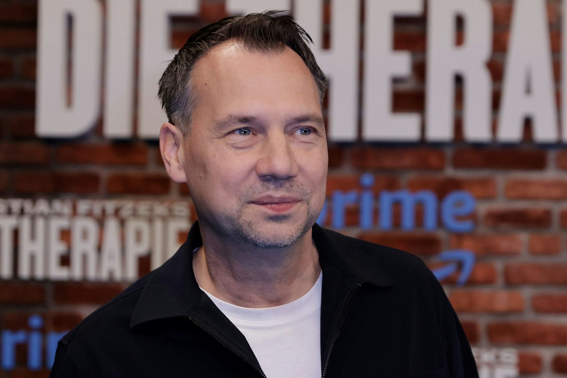 ARCHIV - Sebastian Fitzek, Thrillerautor, bei der Premiere der Serie «Die Therapie» im Kino Zoo Palast.  