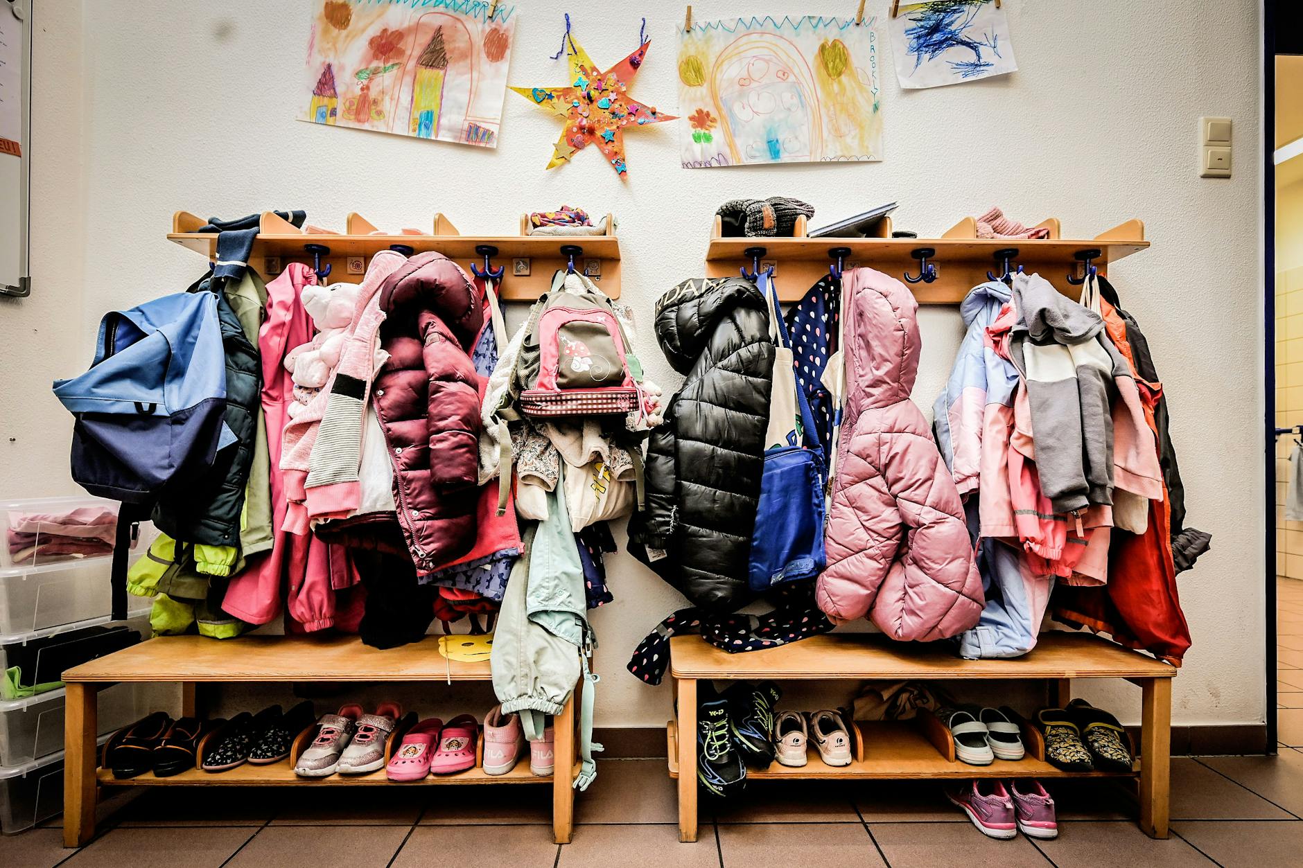 Rappelvoll ist diese Garderobe einer Kita. Es fehlen jedoch 20.00o Kitaplätze in Berlin.