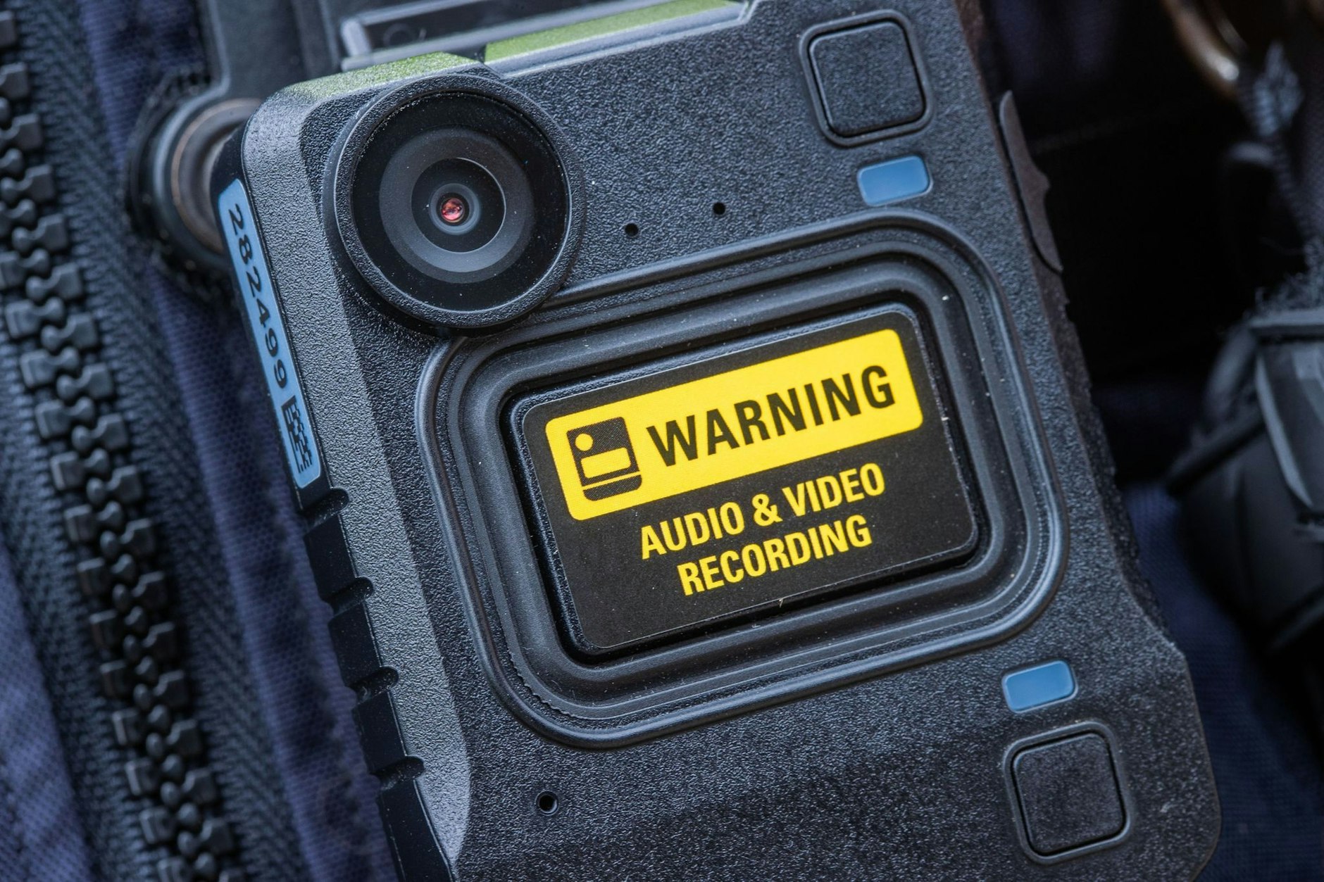 ARCHIV - Die Eisenbahn- und Verkehrsgewerkschaft EVG plädiert für den Einsatz von Bodycams.  a