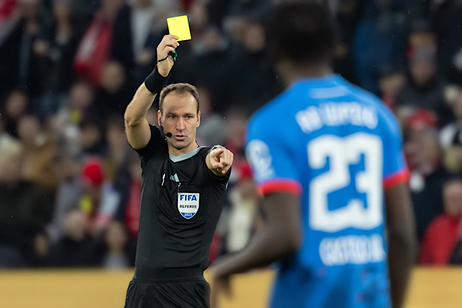 ARCHIV - Schiedsrichter Dankert zeigt einem Spieler die Gelbe Karte. Vielleicht bekommen Referees demnächst die Möglichkeit, Zeitstrafen auszusprechen.  