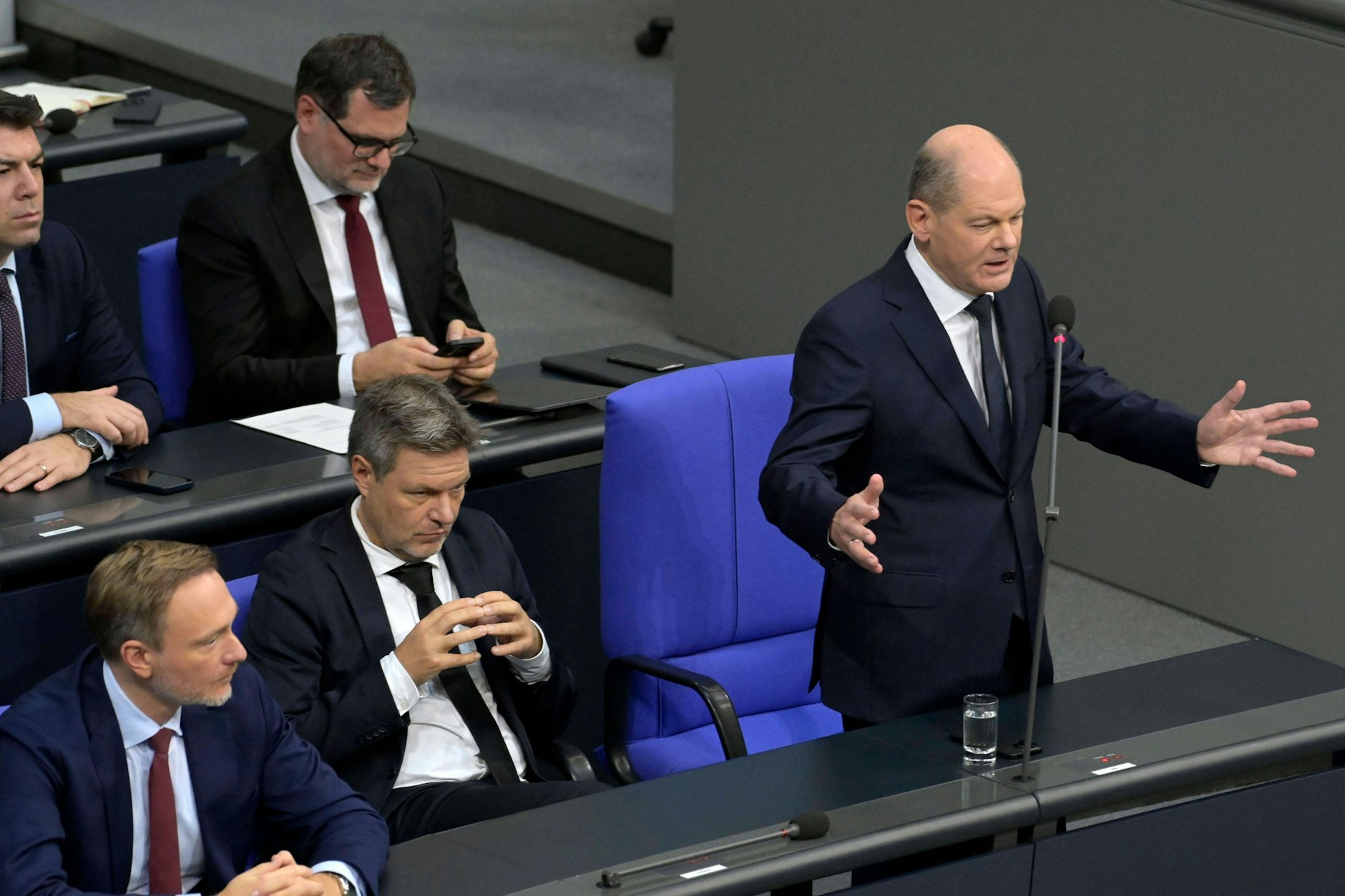 Olaf Scholz mit Christian Lindner und Robert Habeck im Bundestag. Die Kritik am Kurs der Regierung wächst.&nbsp;