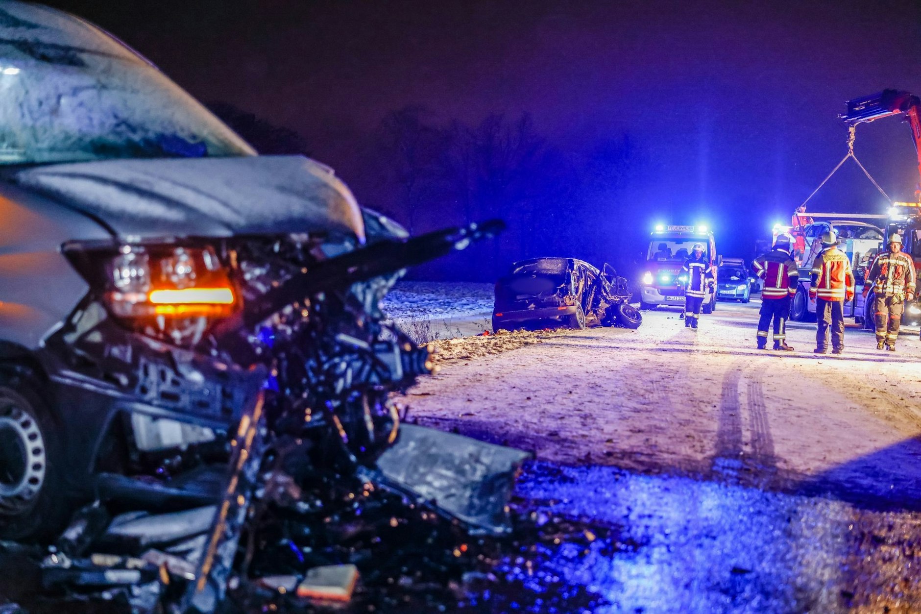 Unfallfahrzeuge stehen auf der schneebedeckten Straße in Heilsbronn. Hier waren zwei Menschen schwerverletzt worden.