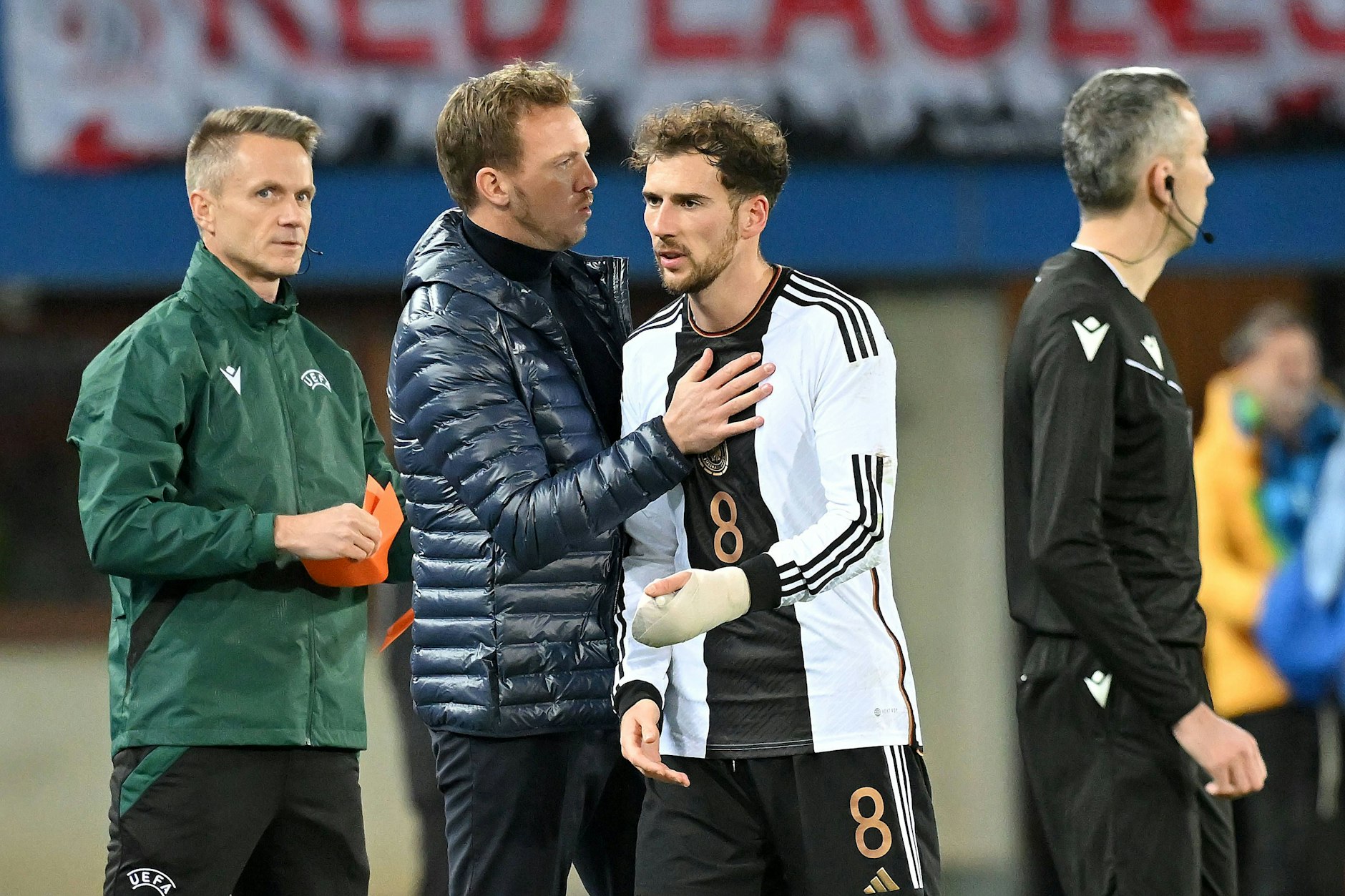 Haben vor der Heim-EM wenig zu lachen: Bundestrainer Julian Nagelsmann (36) und Mittelfeldspieler Leon Goretzka (28).