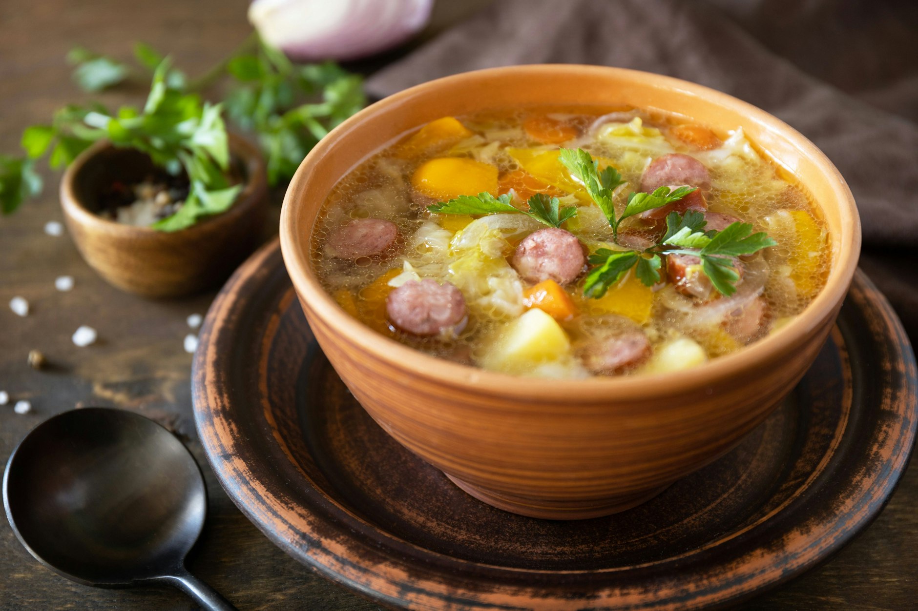 Dieses leckere Rezept für Sauerkrauteintopf sollten Sie probieren - dank Wurst-Einlage wird die Suppe zum deftigen Vergnügen!