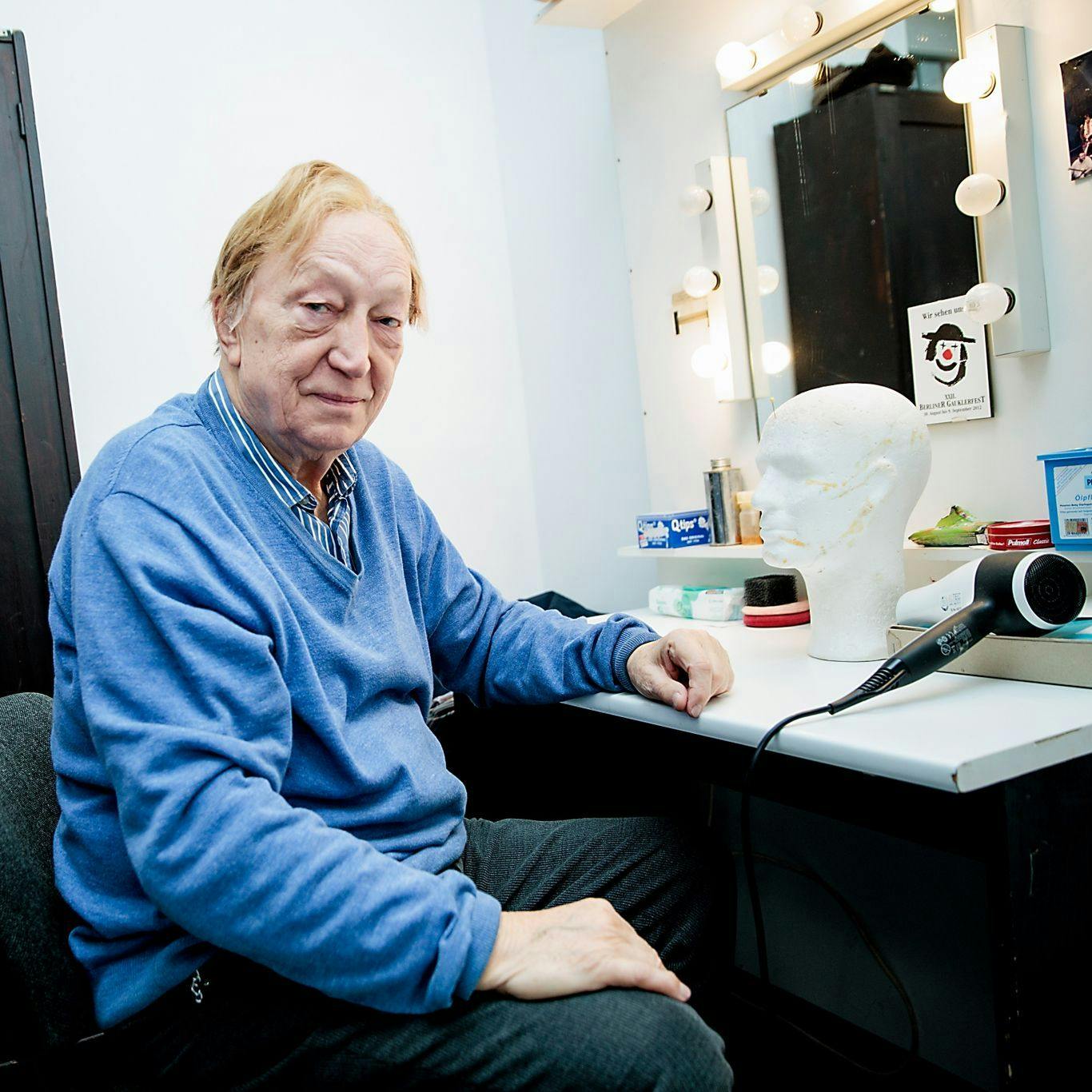 Dietrich Lehmann an seinem Garderobenplatz im Theater