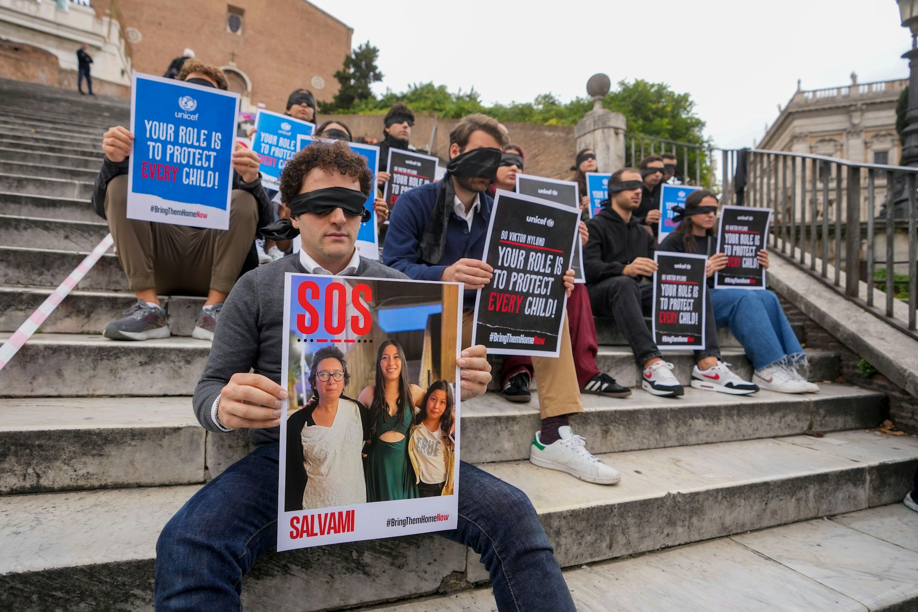 Mitglieder der jüdischen Gemeinde Roms sitzen zur Unterstützung Israels und für die Befreiung der Geiseln vor dem Kapitol.
