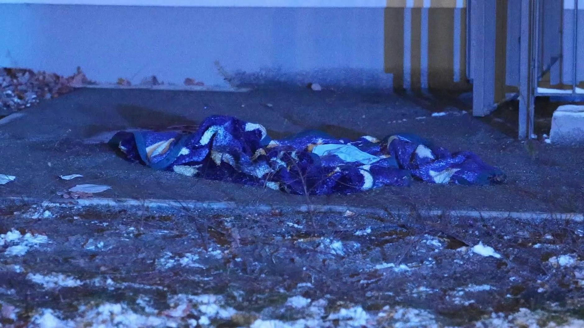 Nur noch die Kuscheldecke liegt an der Stelle, an der ein Kind in Neukölln aus dem fünften Stock gestürzt war.