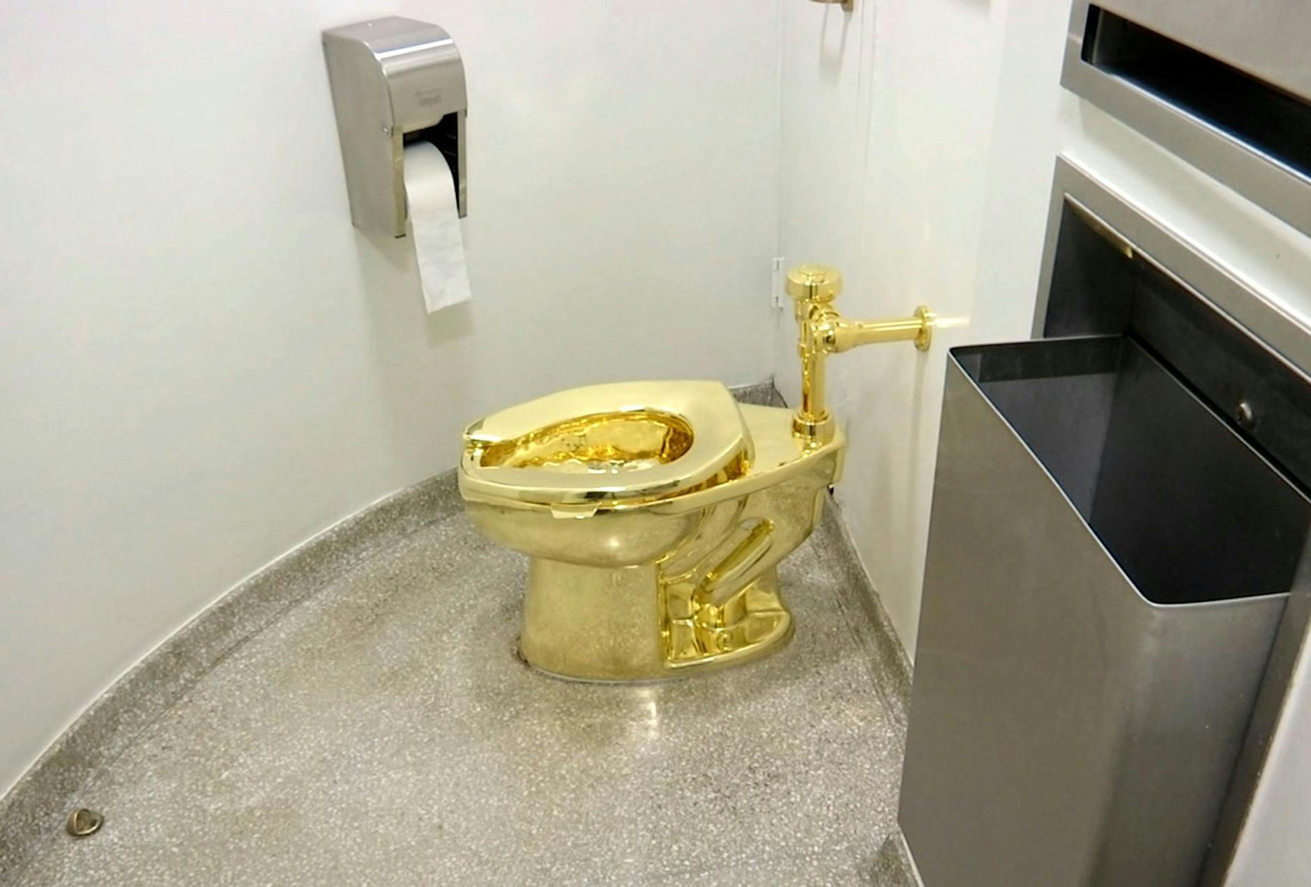 ARCHIV - Das Archiv-Video-Standbild zeigt die 18-karätige goldene Toilette «America» des italienischen Künstlers Maurizio Cattelan im New Yorker Guggenheim Museum.