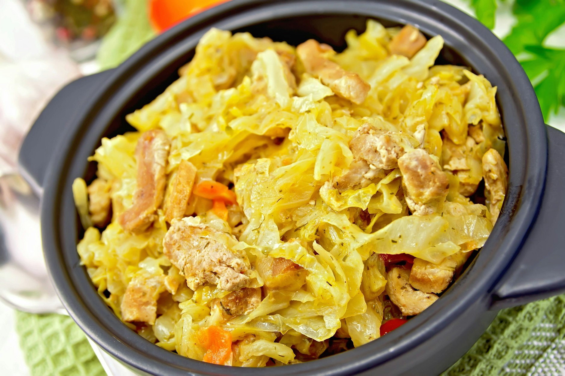 Das leckere Rezept für Spitzkohl-Gemüsepfanne ist perfekt als vegetarische Mahlzeit, kann aber auch mit angebratenem Hähnchen serviert werden.