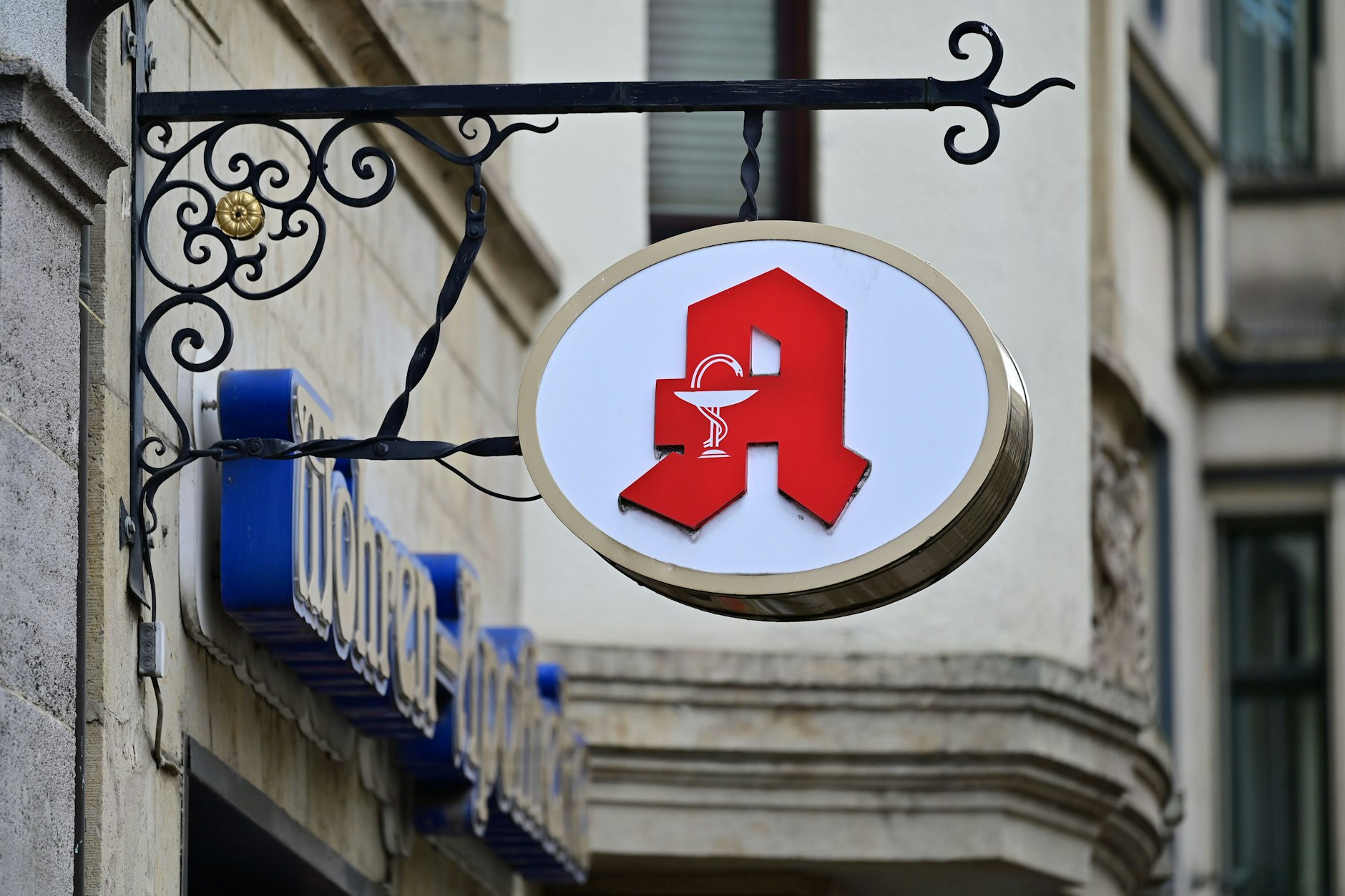 Ein Schild vor einer Apotheke. Heute bleiben aus Protest viele Apotheken zu.