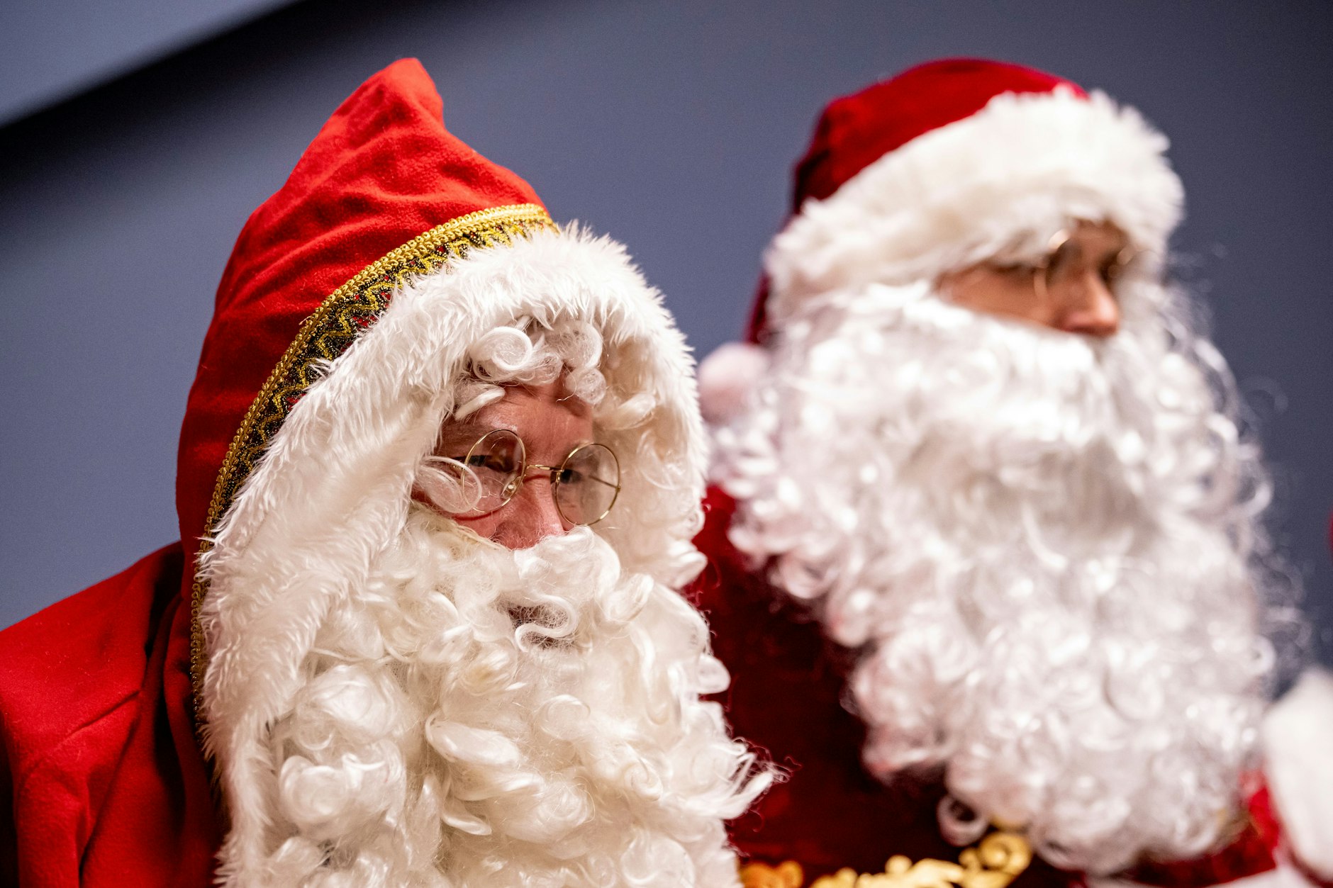 Hansjörg Rodewald (l.) steht bei einem Workshop für neue Weihnachtsmänner mit neuen Kollegen zusammen. Bei einer weihnachtlichen Bescherung kann so manches schiefgehen. Damit möglichst alles glattläuft, braucht es eine gute Vorbereitung.