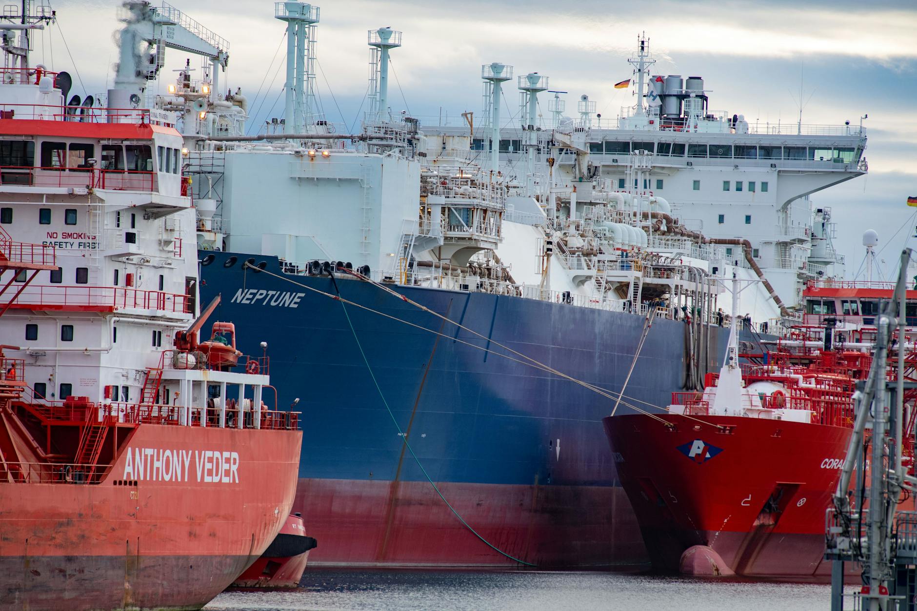 Schwimmende Speicher- und Regasifizierungseinheit: Diese Spezialschiffe können LNG aufnehmen, erwärmen und gasförmig machen.