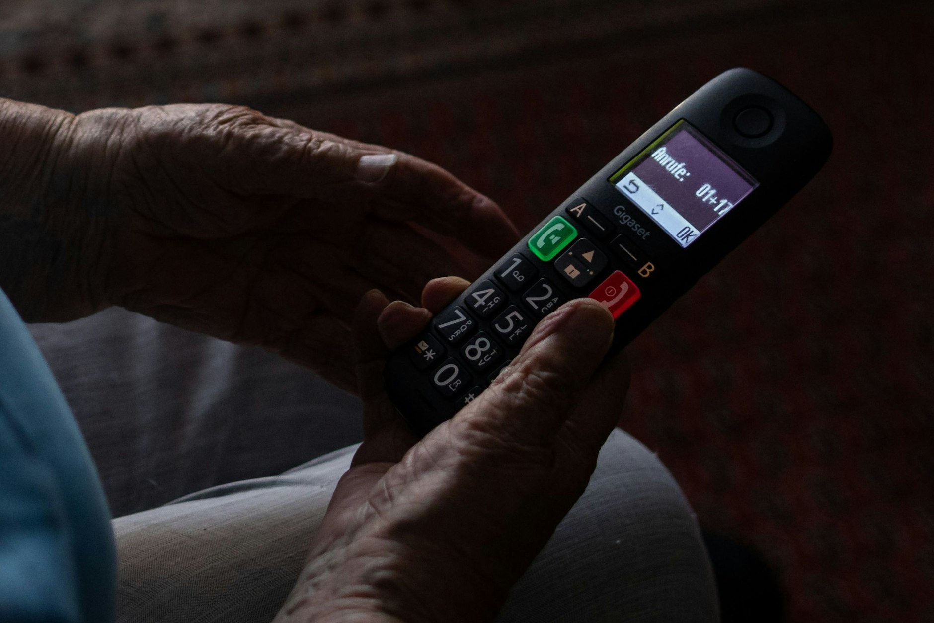 Immer wieder bringen fiese Betrüger Senioren per Telefon-Abzocke um ihre Ersparnisse.