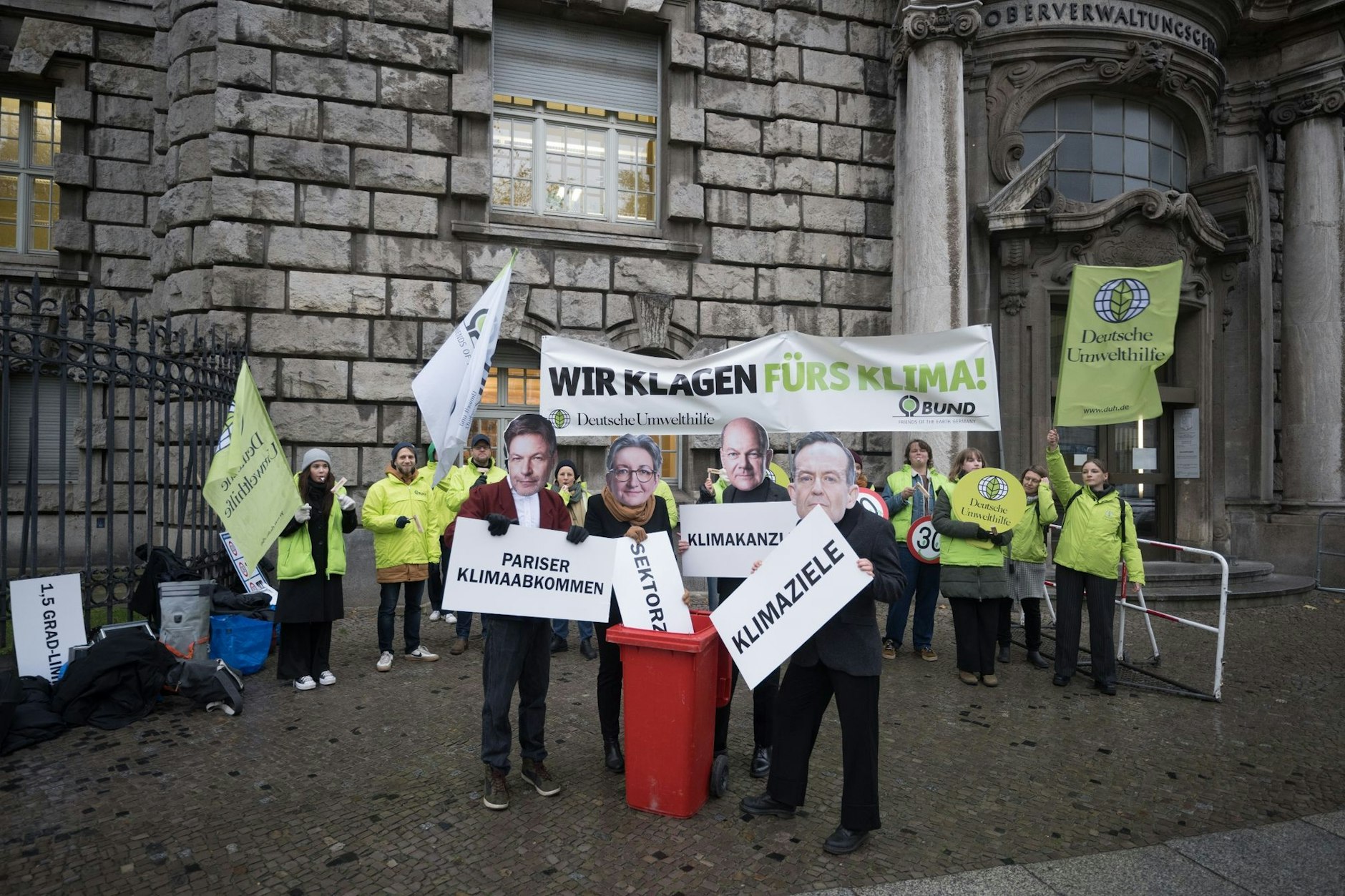 Aktivisten mit Masken von Wirtschaftsminister Habeck (l-r), Bauministerin Geywitz, Bundeskanzler Scholz und Verkehrsminister Wissing protestierten vor dem Oberverwaltungsgericht Berlin.