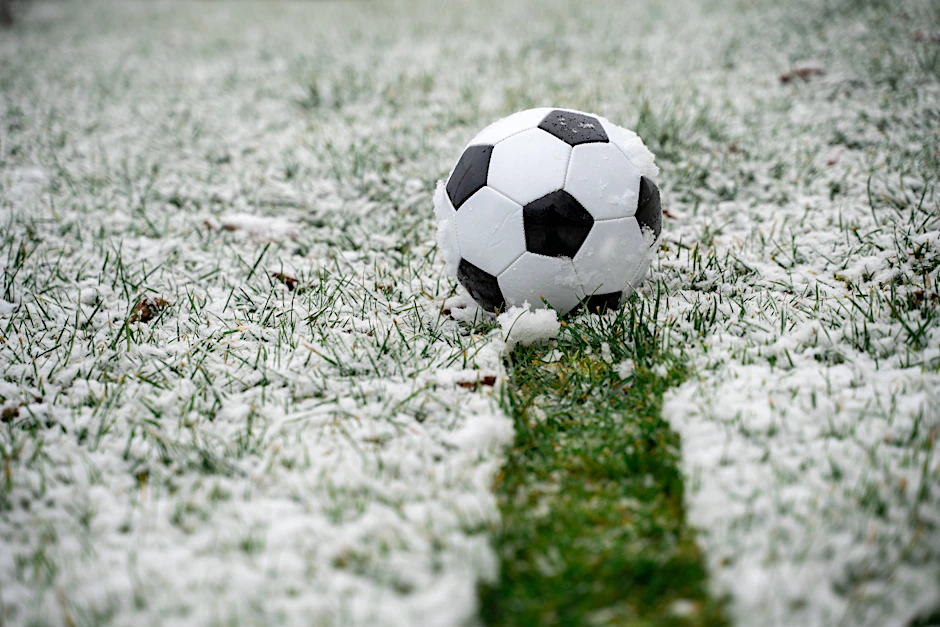 Schlechte Nachrichten für Berliner Fußballfans: Wegen Frost und Schnee ist der Spielbetrieb eingeschränkt.
