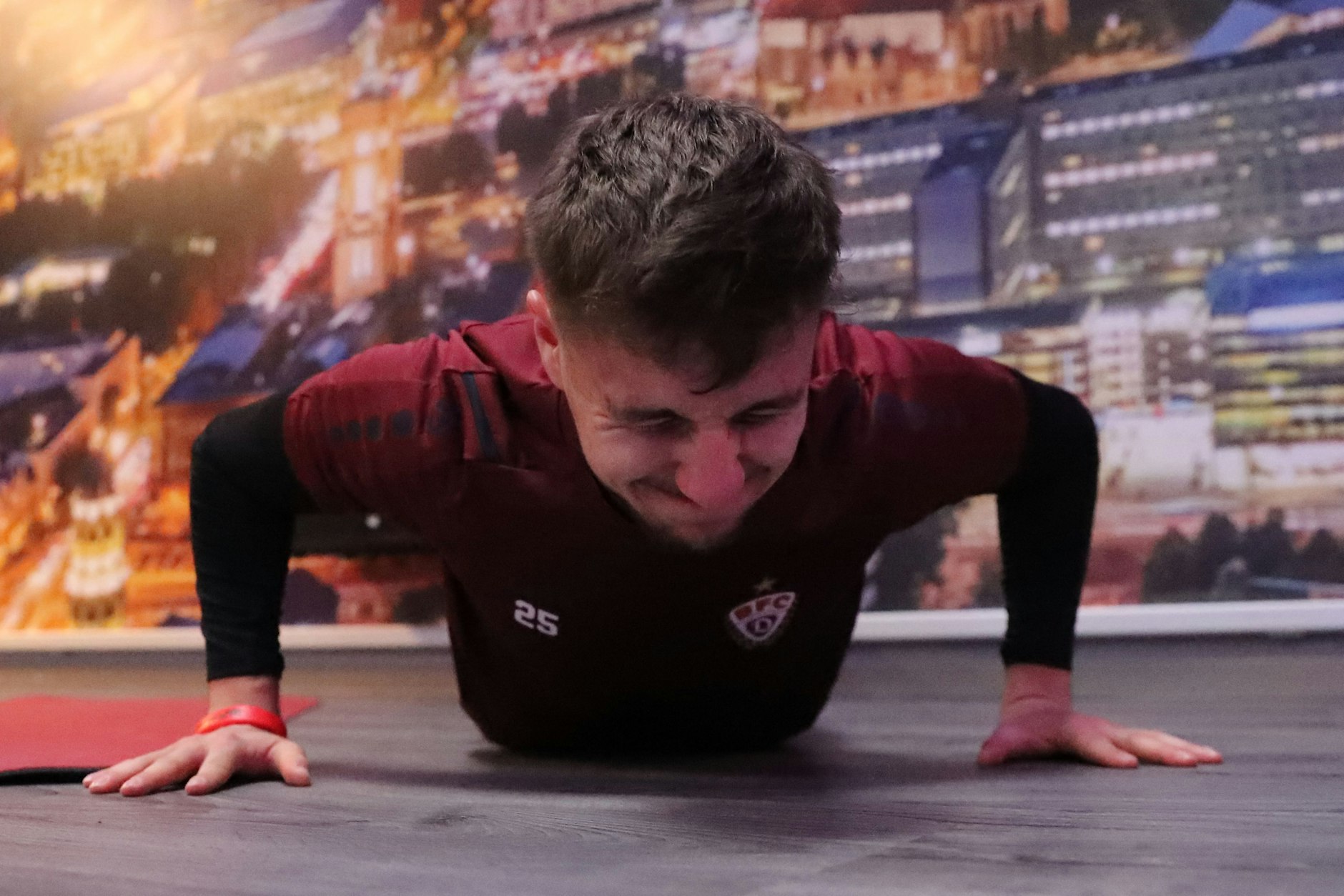 Komm, einer geht noch! BFC-Flügelflitzer Tobias Stockinger geht bei den Liegestützen bis an seine Grenzen.