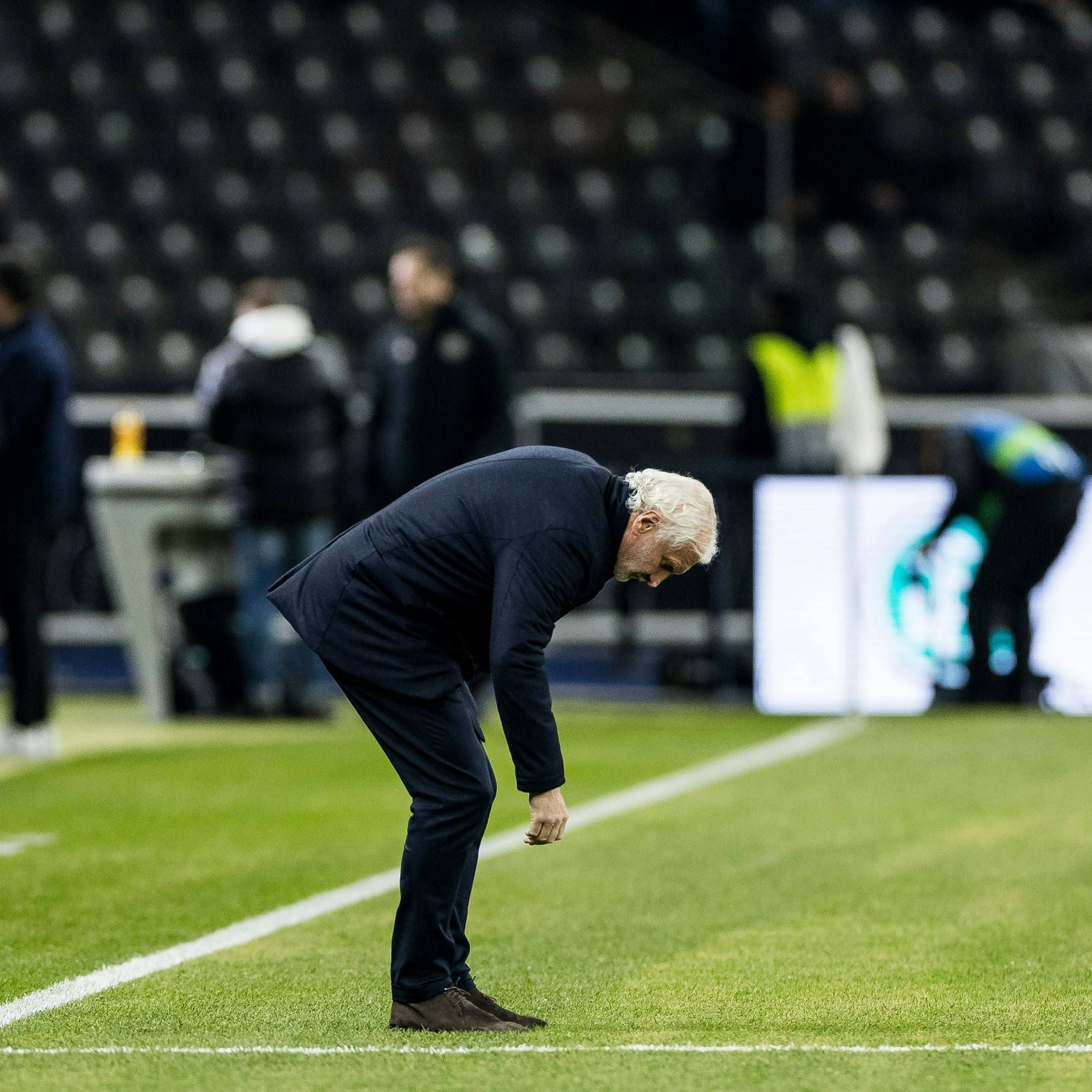 DFB-Sportdirektor Rudi Völler begutachtete das neue Grün vor dem Länderspiel gegen die Türkei. Ob der Rasen auch Herthas Spiel am Sonntag gegen Elversberg noch so schön aussieht?