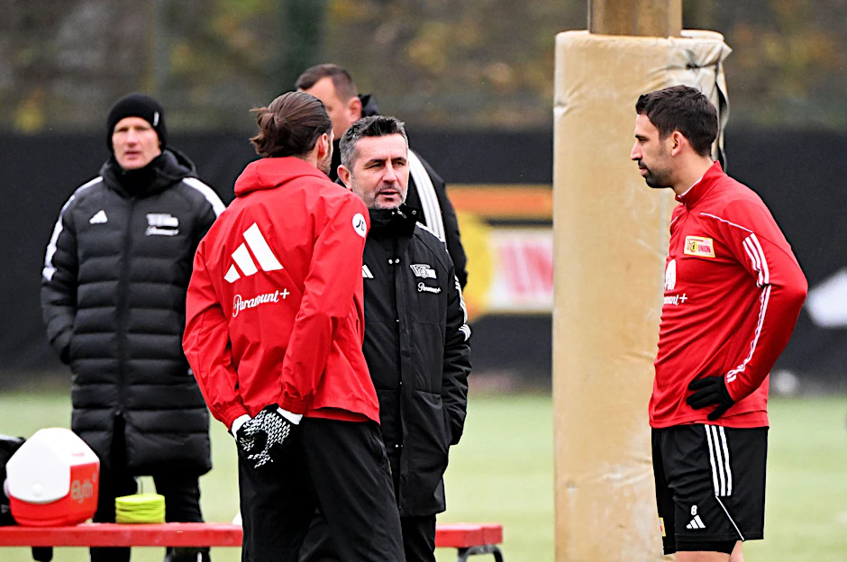 dpatopbilder - Union Berlins neuer Trainer Nenad Bjelica (M) unterhält sich mit Christopher Trimmel (l) und Rani Khedira.  