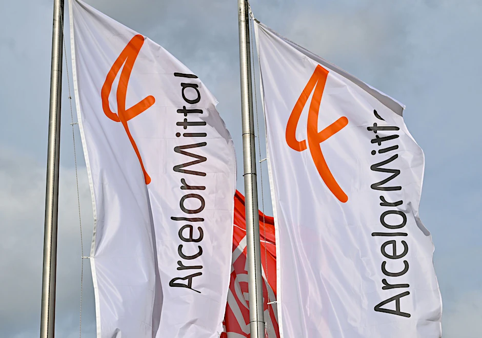 ARCHIV - Fahnen vom Stahlproduzenten ArcelorMittal wehen im Wind.  