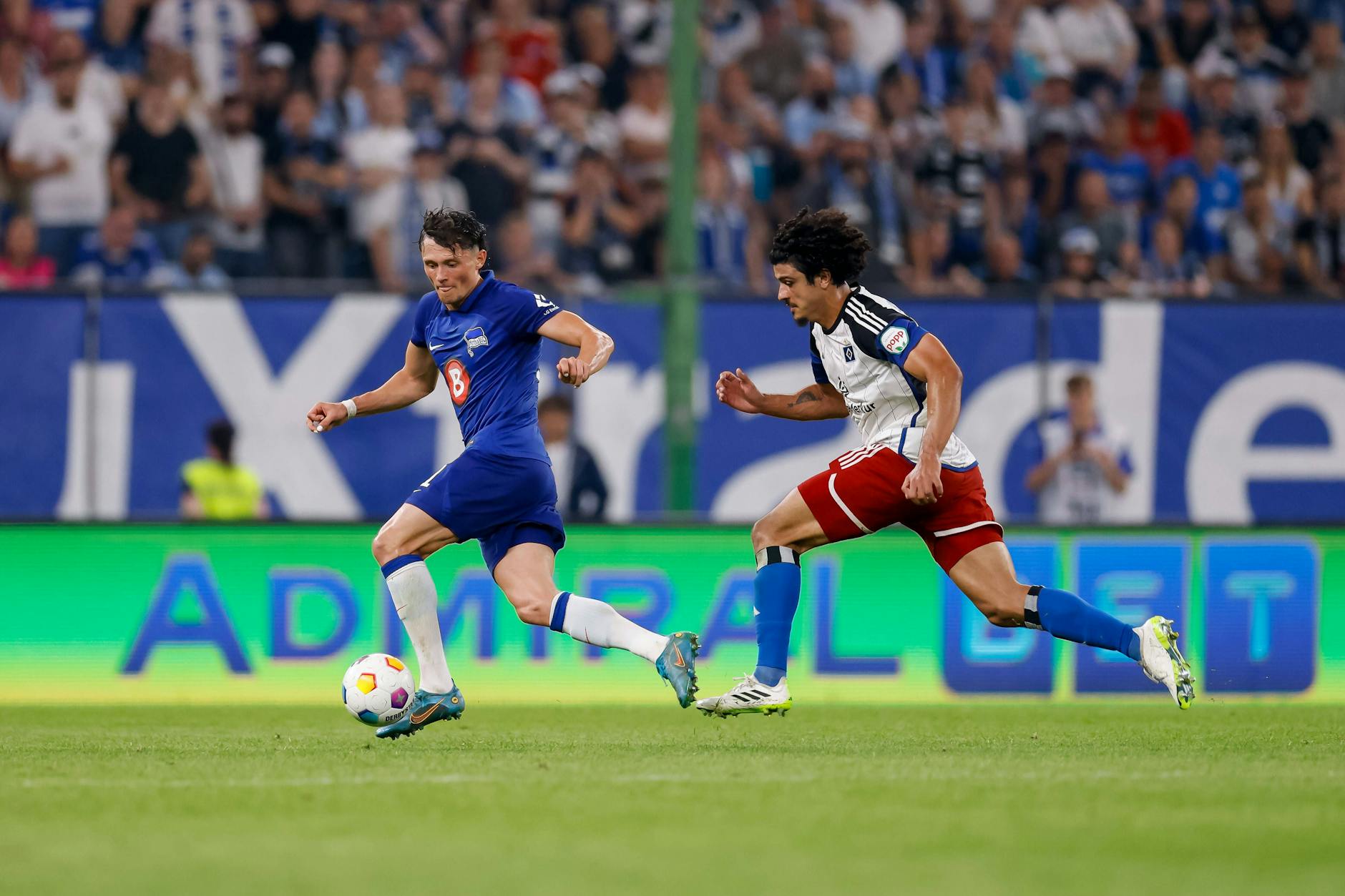 Herthas Fabian Reese im Laufduell mit Hamburgs Guilherme Ramos. Im August verloren die Blau-Weißen bei den Rothosen mit 0:3. Gibt es im Pokal die Revanche?