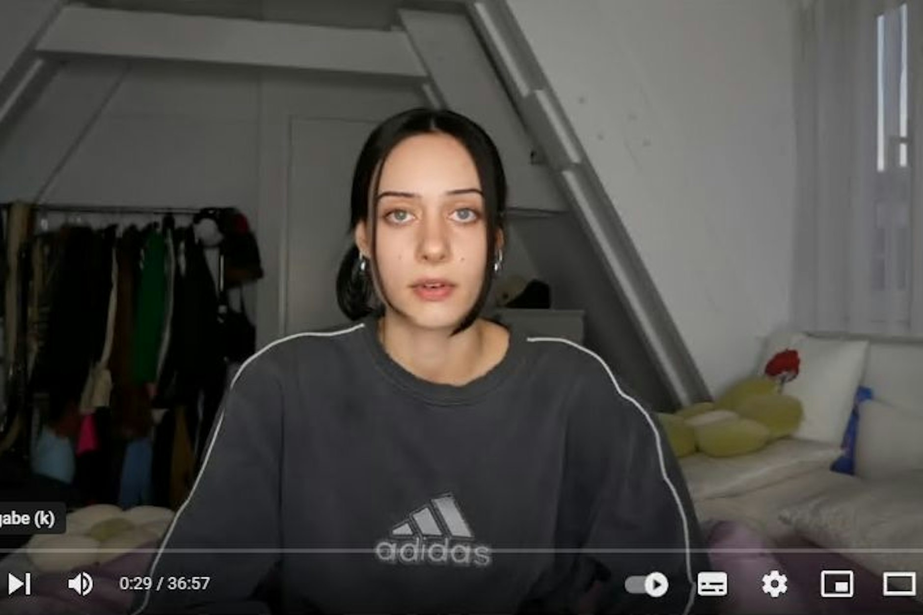 Im Video beschreibt Kayla Shyx, was sie auf einer Party nach einem Rammstein-Konzert erlebte. 