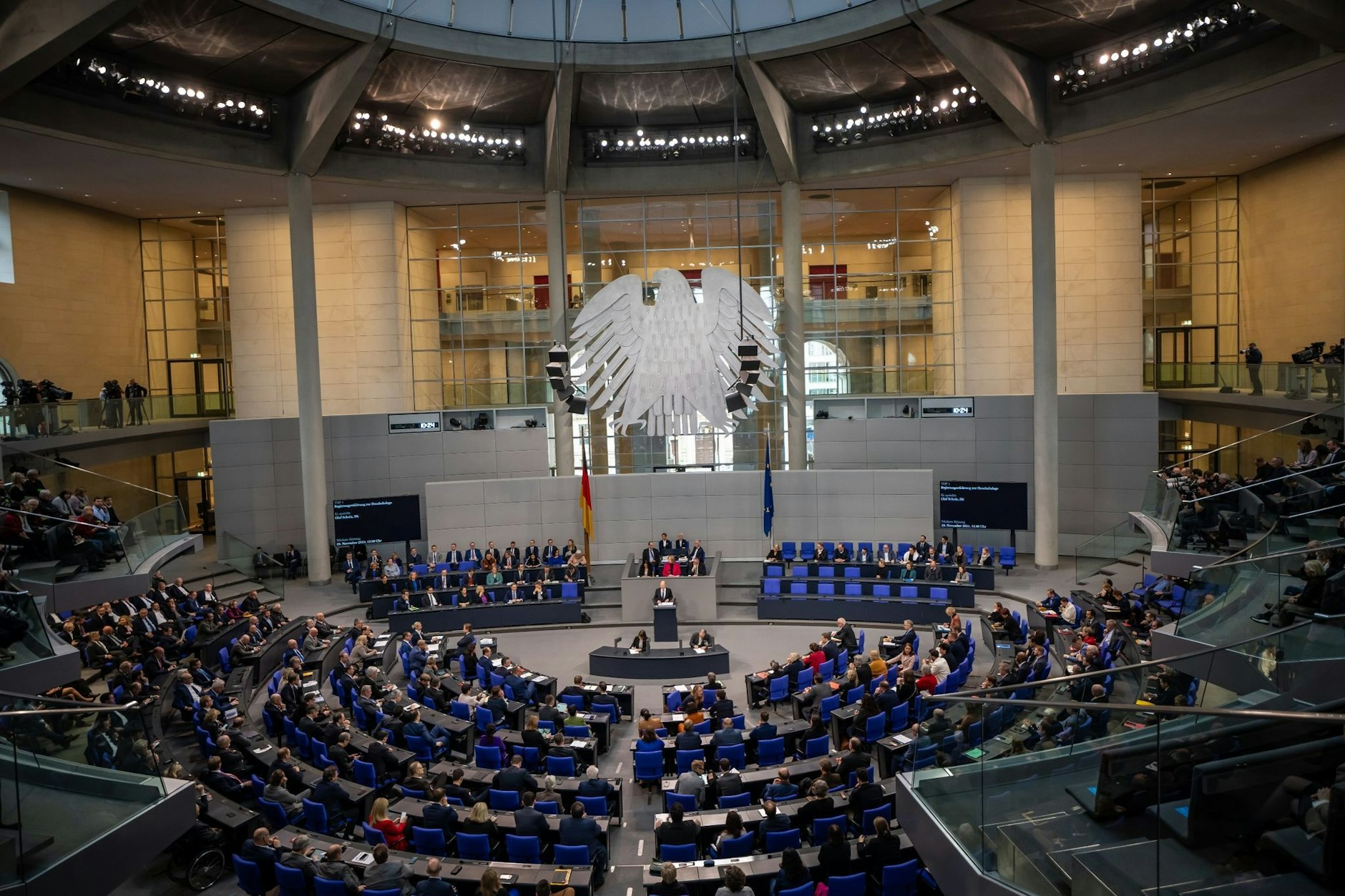 Derzeit gibt es 736 Abgeordnete im Bundestag, so viele wie nie zuvor. Die Regelgröße war ursprünglich mal auf 598 festgelegt.  