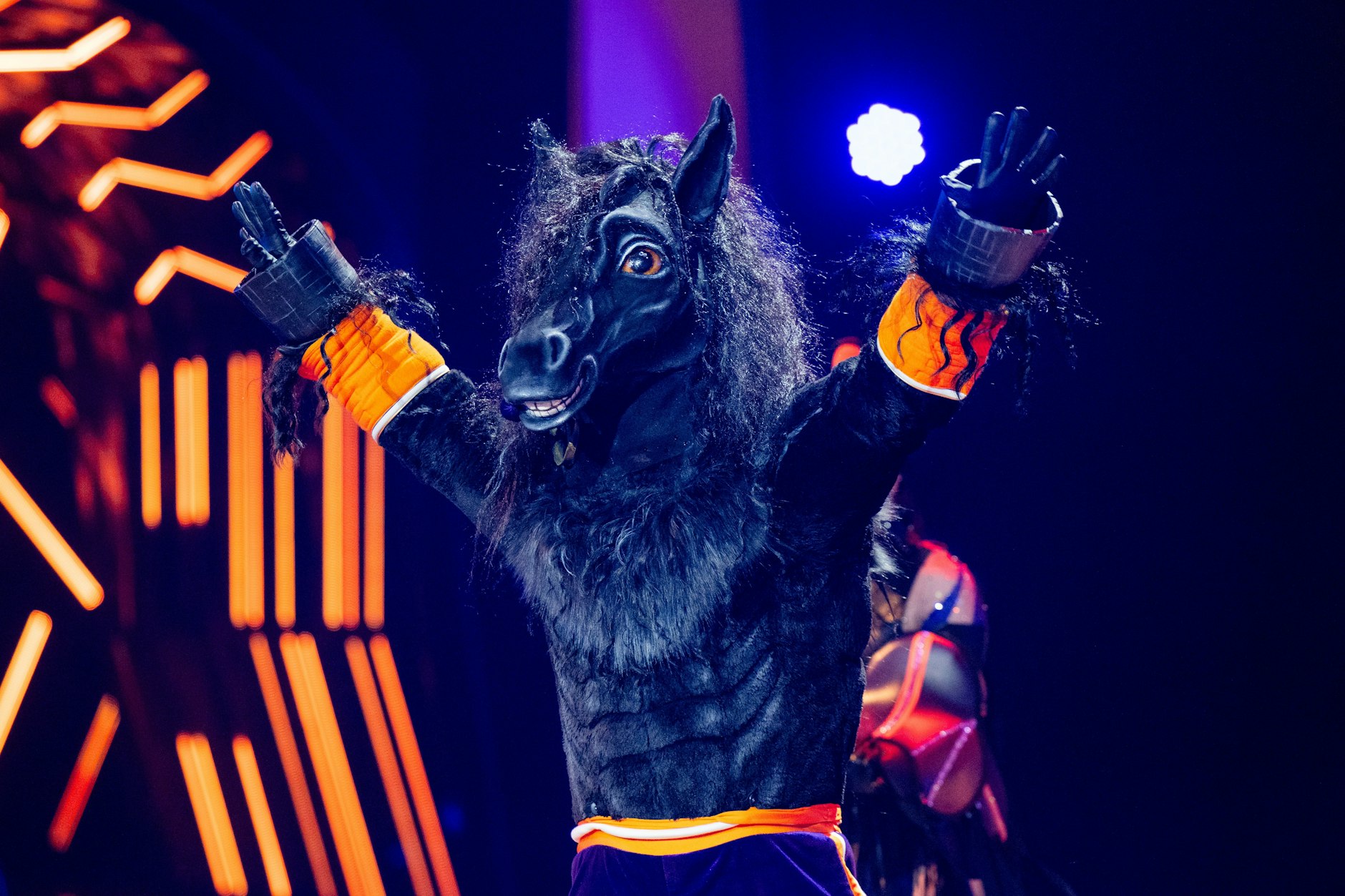 Wer ist der Mustang bei Masked Singer? Viele Fans tippen darauf, dass sich ein bekannter Schauspieler im Kostüm versteckt.