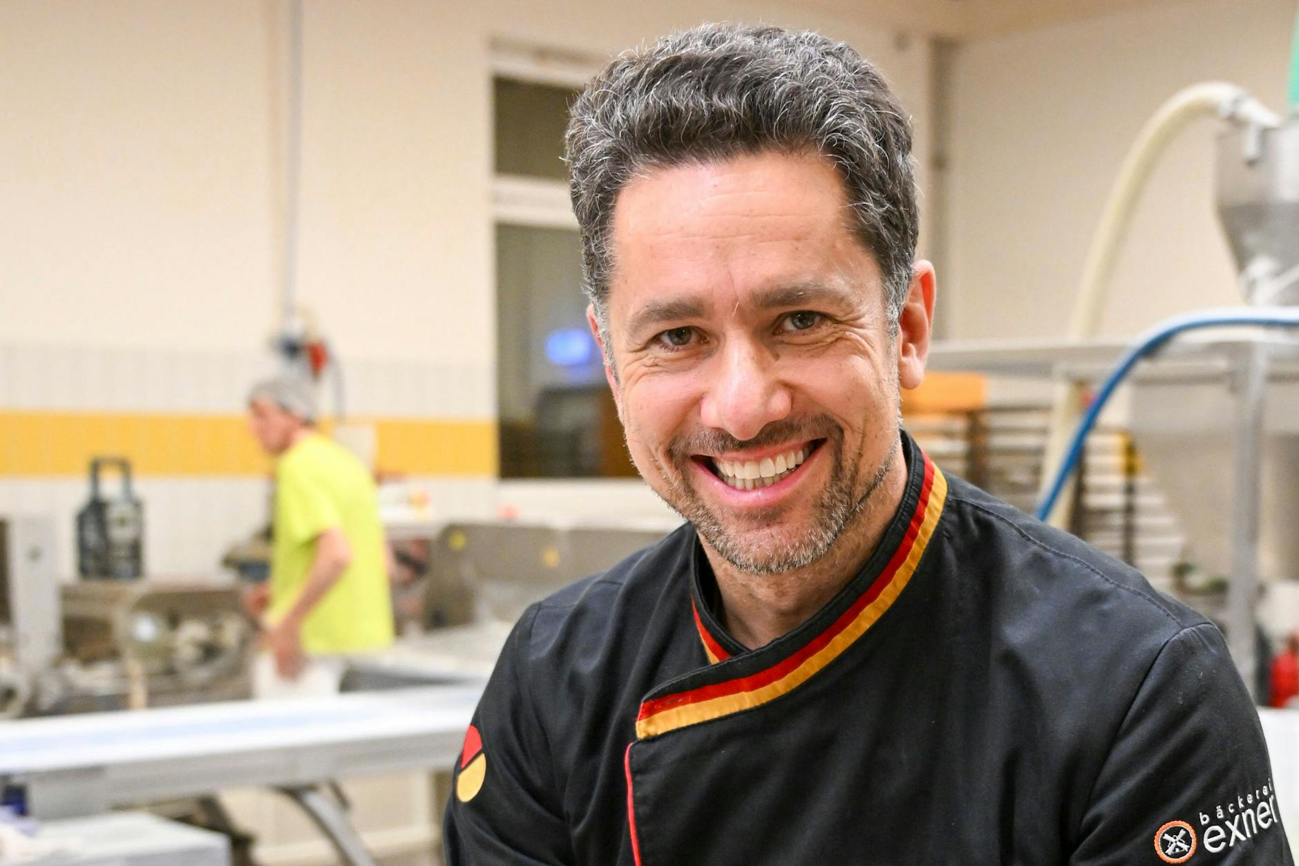 Bäckermeister Tobias Exner stellt seine Backwaren aus Natursauerteig in Handarbeit ohne künstliche Zusatzstoffe nach hauseigenen Rezepturen her. 