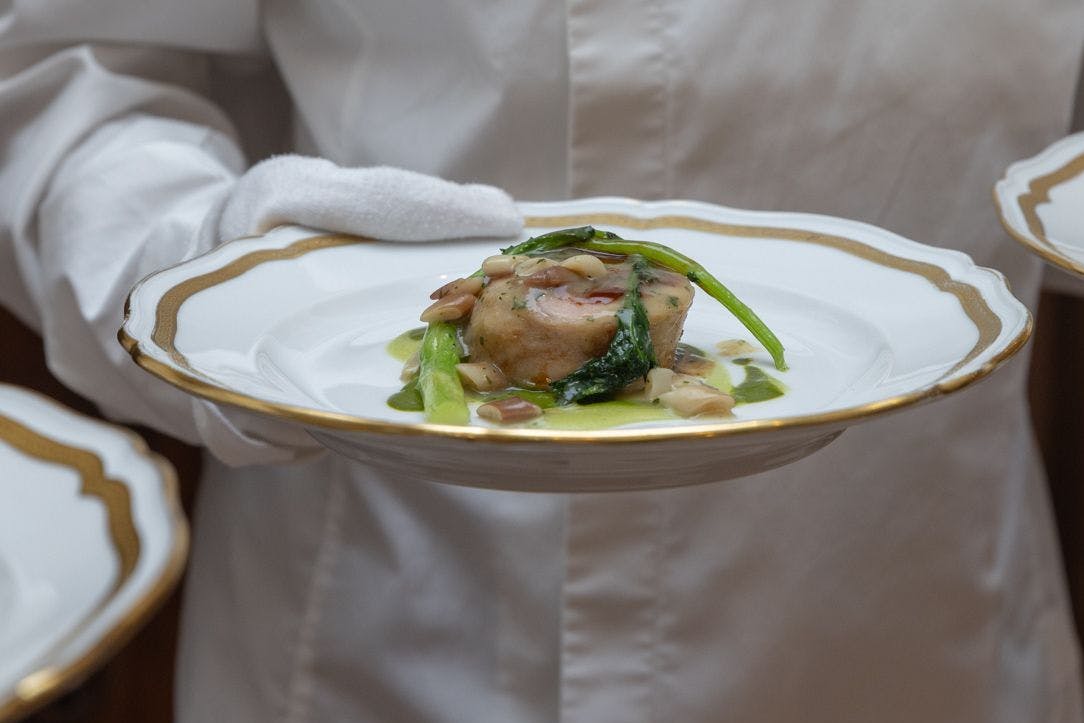 Die italienische Küche ist weit mehr als Pizza und Pasta. Davon konnten sich die Gäste der italienischen Botschaft in Berlin unlängst einen Eindruck machen. Hier zu sehen: Hasenfleisch mit Rasiermessermuscheln.