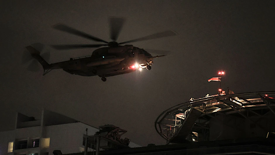 Ein Hubschrauber der israelischen Luftwaffe mit Geiseln, die von der Hamas frei gelassen wurden, an Bord, landet auf einem Krankenhaus in Tel Aviv. (Symbolbild)  