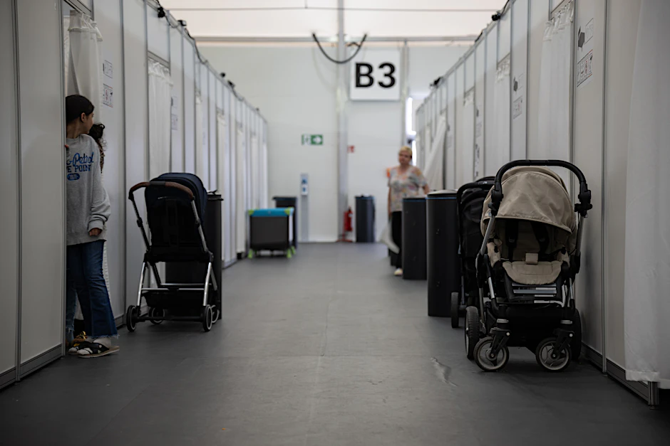 Blick entlang von Schlafquartieren in der Flüchtlingsunterkunft auf dem ehemaligen Flughafen Tegel.