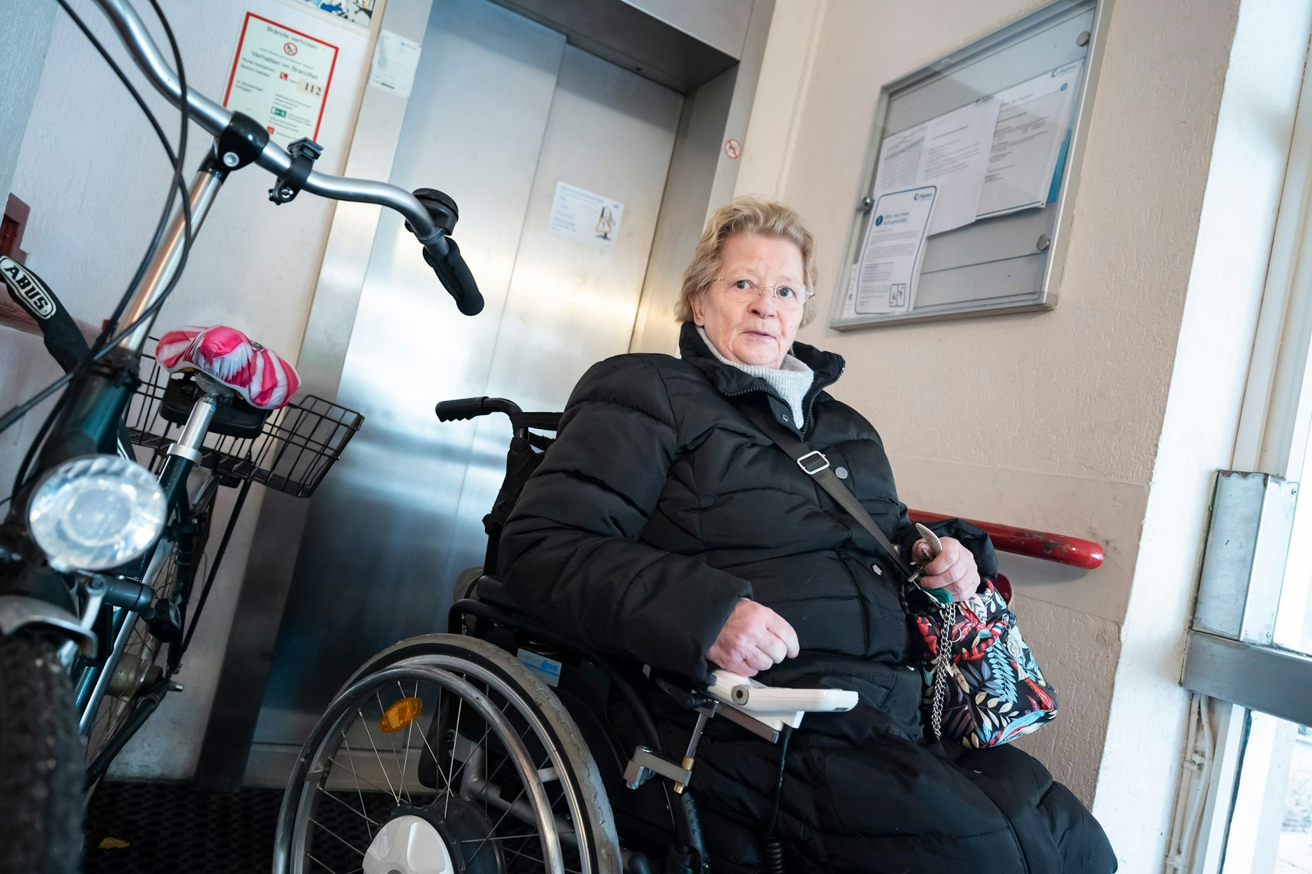 Eva Maria Schiffke vor dem defekten Aufzug