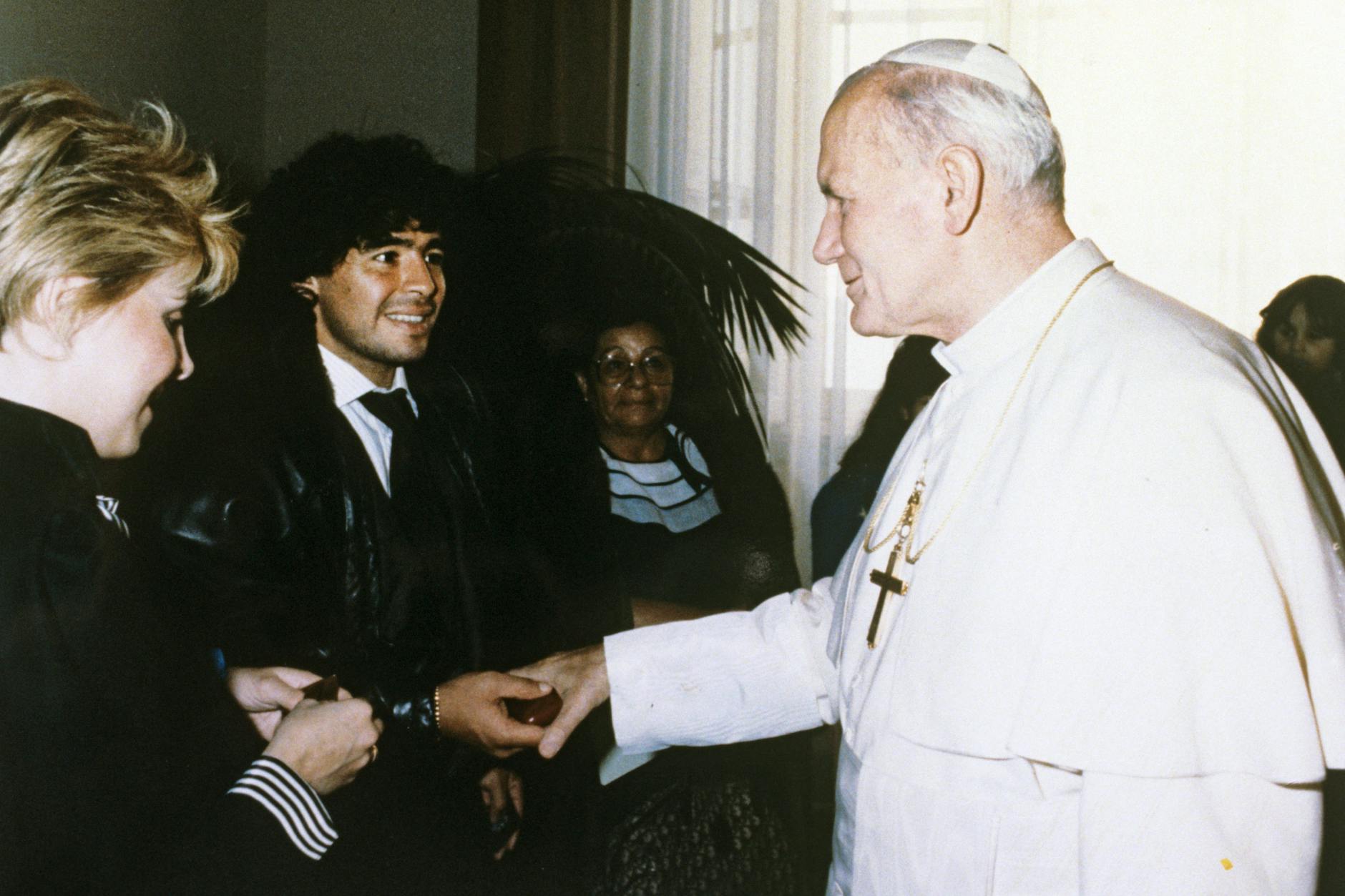 In den heiligen Hallen: Während einer Privataudienz bei Papst Johannes Paul II. soll Diego Maradona Kokain geschnupft haben.