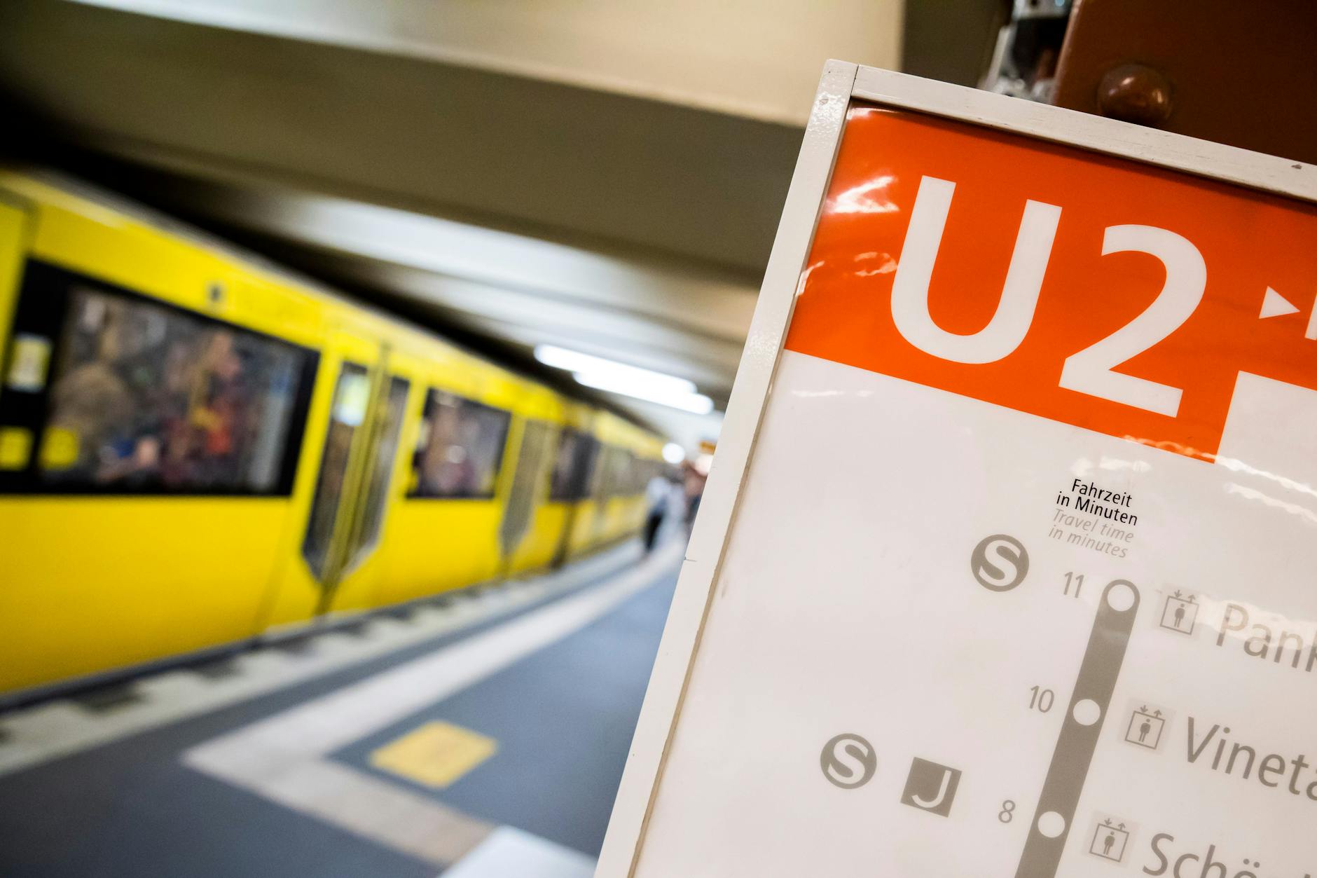 Eine U-Bahn der Linie U2 hält unter dem Alexanderplatz in Mitte. Auch diese Strecke soll nach Brandenburg verlängert werden, schlägt die CDU-Fraktion im Abgeordnetenhaus vor.