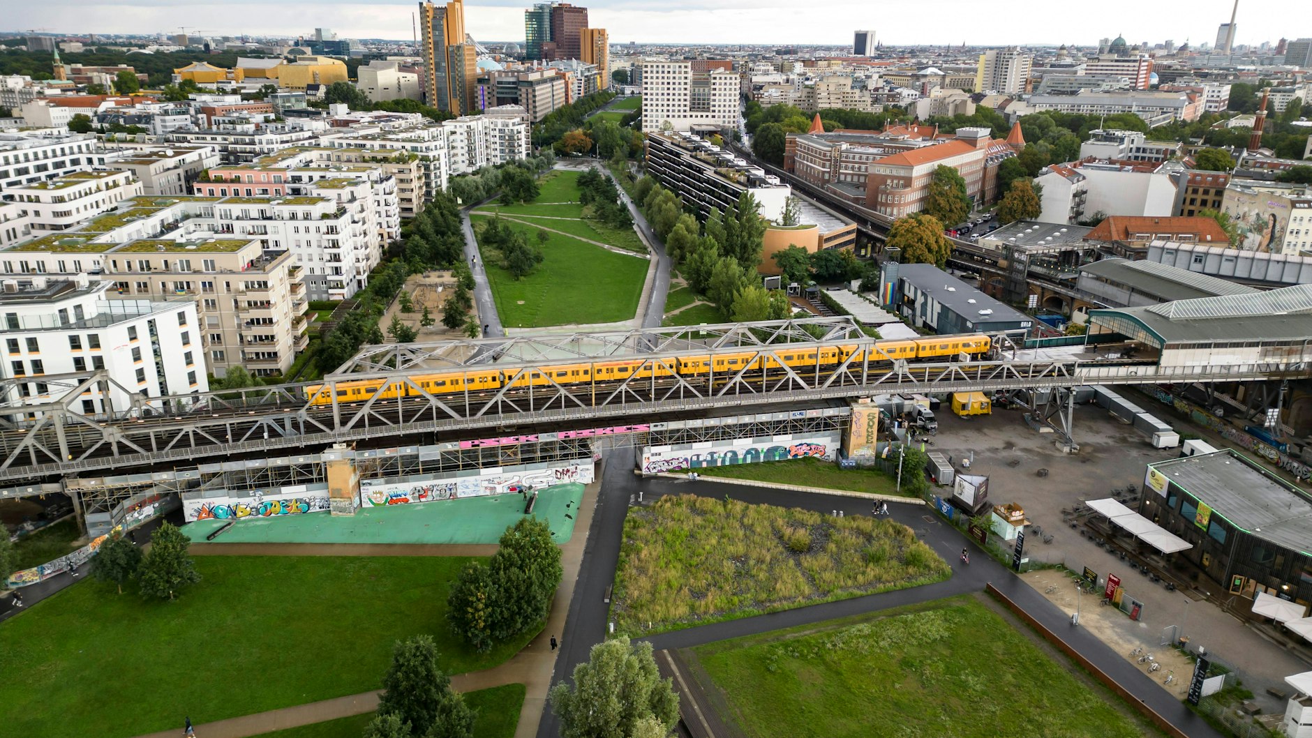 Die U1 ist die langsamste U-Bahn Berlins. Hier fährt sie über den Gleisdreieck Park.