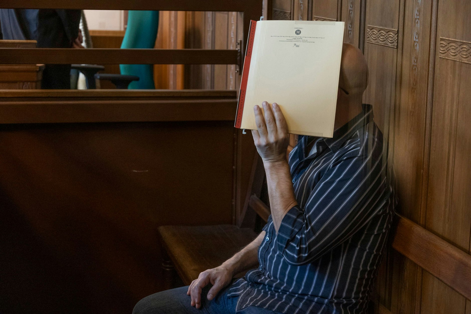 Der angeklagte Räuber sitzt seit Donnerstag in Berlin vor Gericht.