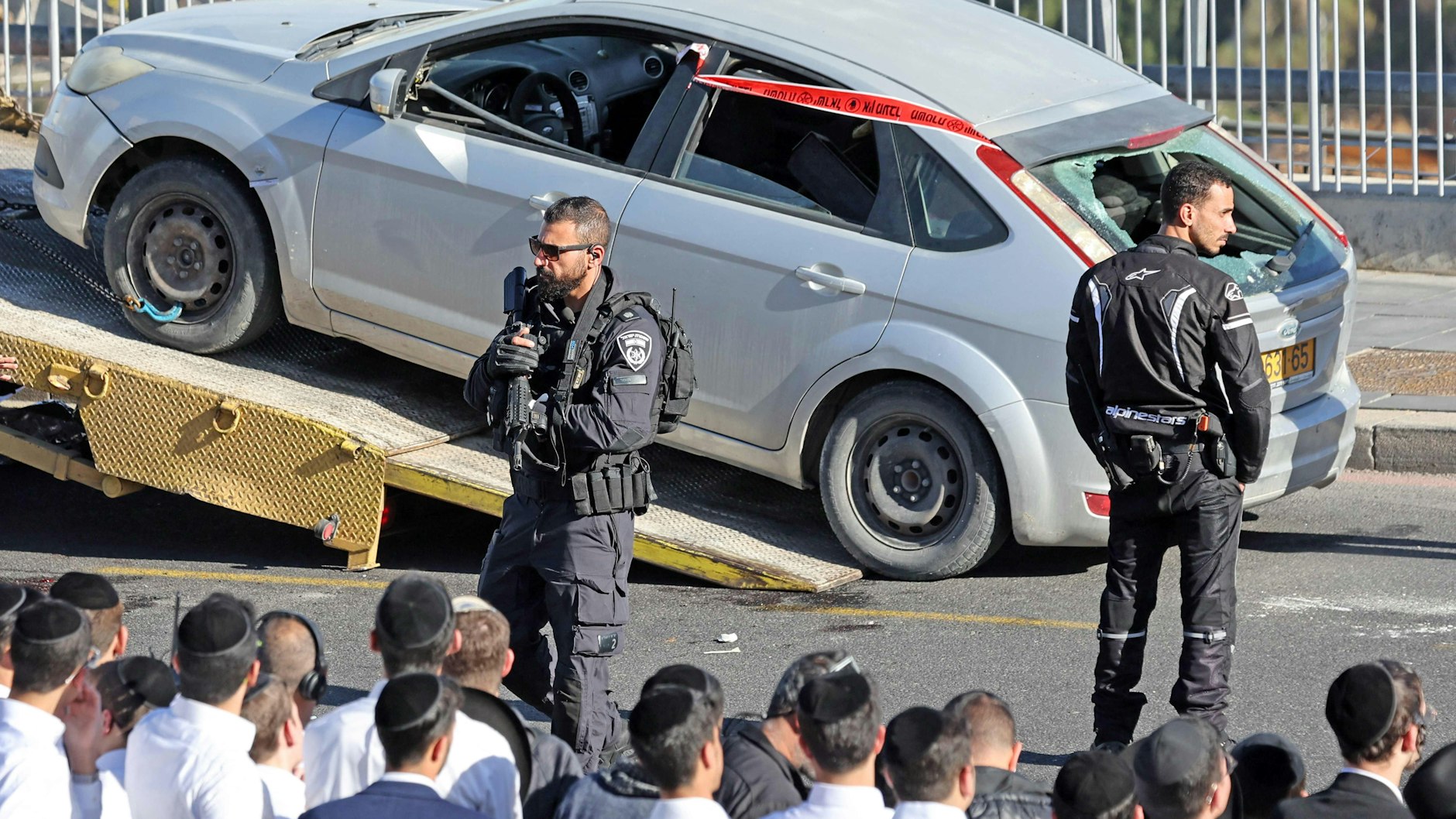 Mit diesem Auto fuhren die Attentäter von Jerusalem zum Tatort. An einer Bushaltestelle schossen sie ohne Vorwarnung auf Menschen.