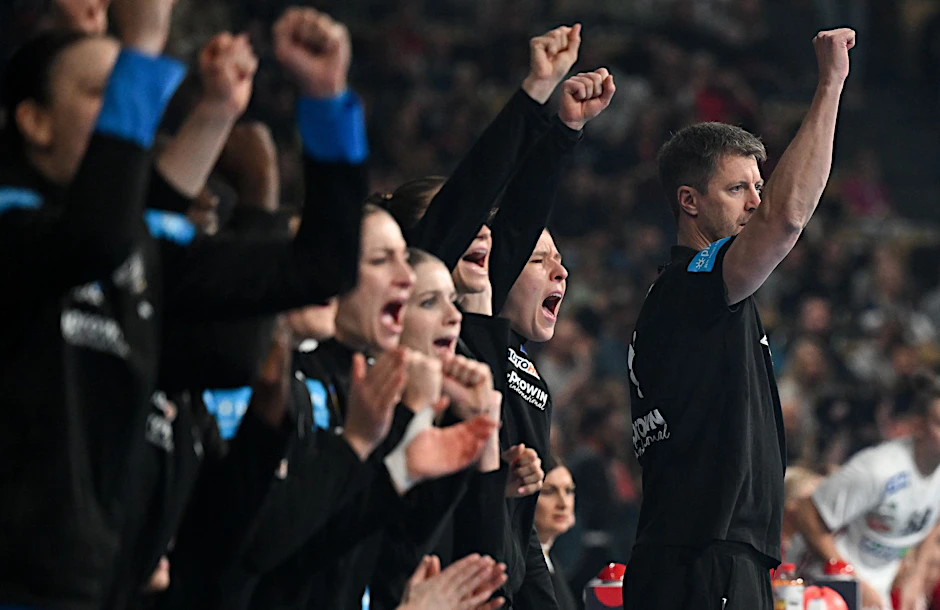 ARCHIV - Bundestrainer Markus Gaugisch und die deutschen Handballerinnen wollen bei der WM für Erfolge sorgen.  