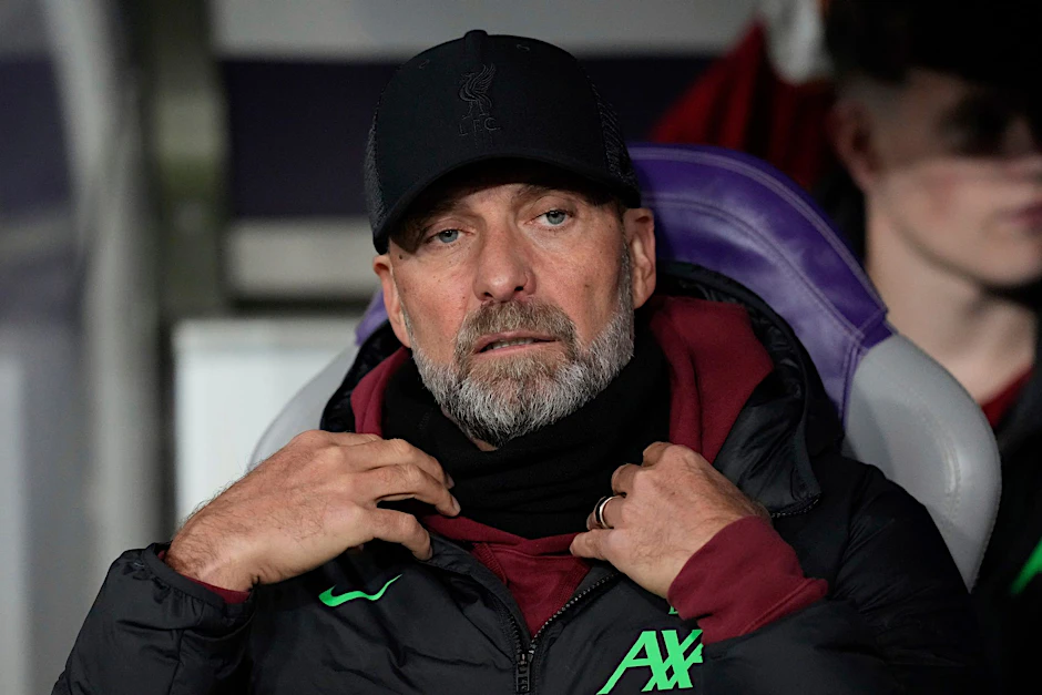 Jürgen Klopp schaut vor dem Beginn des Fußballspiels im Toulouse-Stadion in die Runde.  