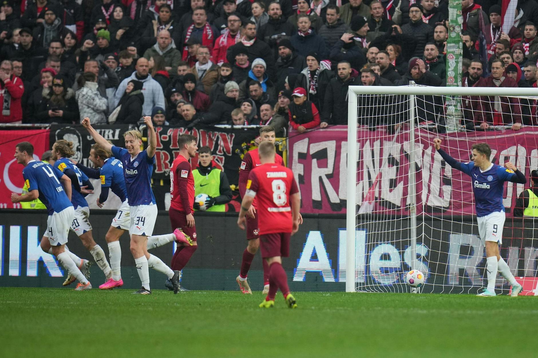 Holstein Kiel überzeugte in Kaiserslautern mit einem 3:0-Sieg.