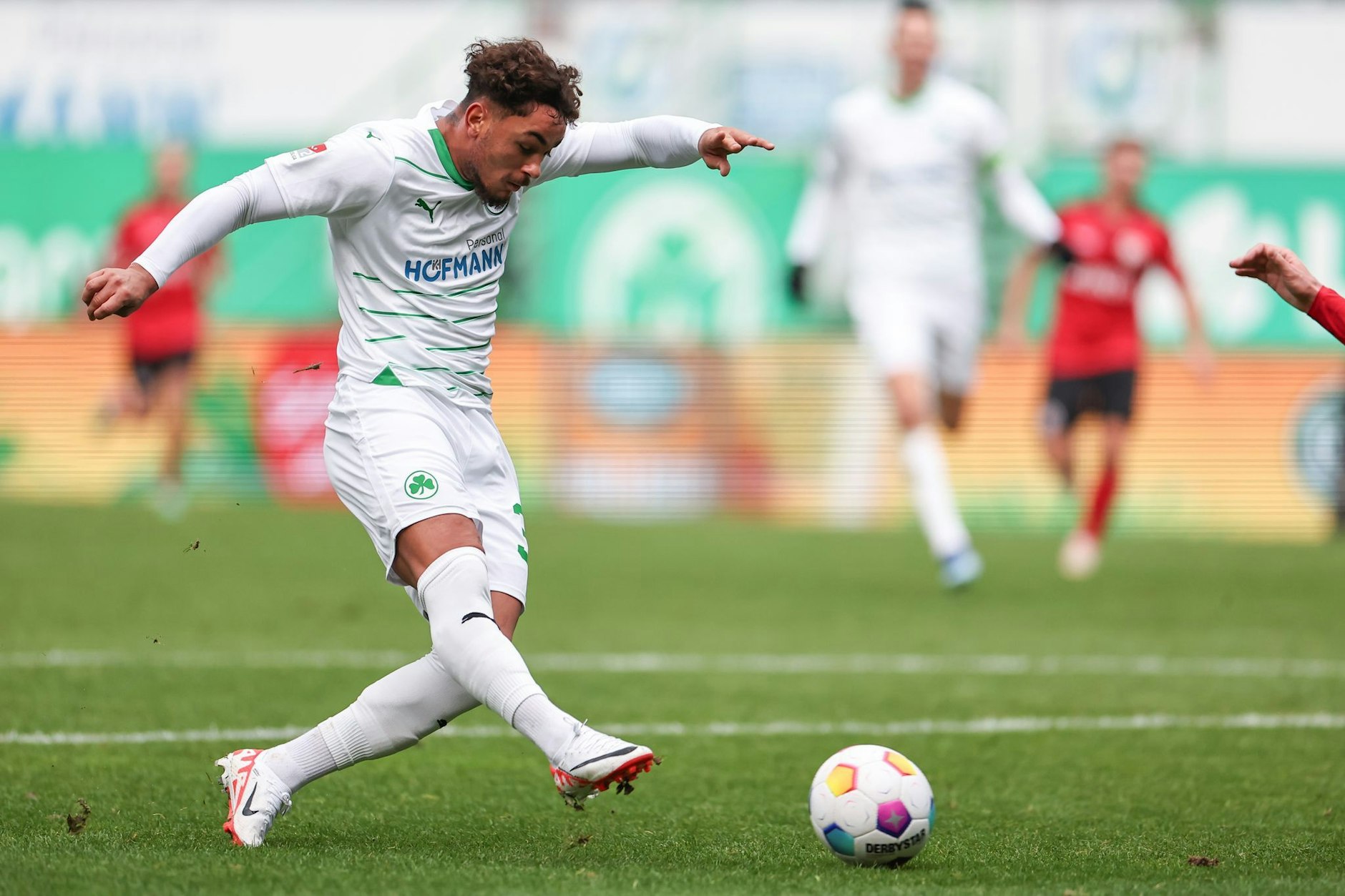 Der Fürther Armindo Sieb trifft zum 1:0.  