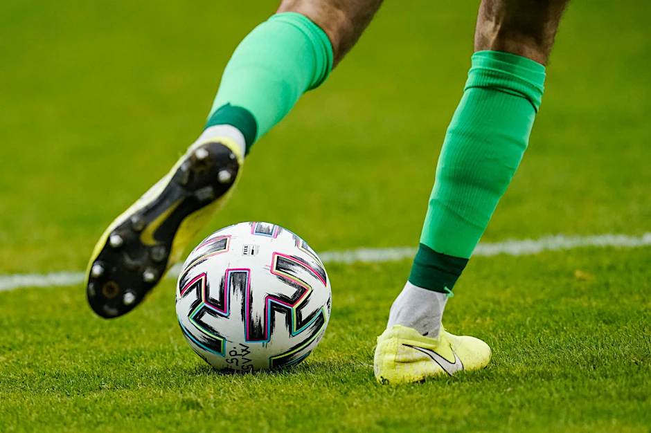 ARCHIV - Ein Fußballspieler spielt den Ball.  