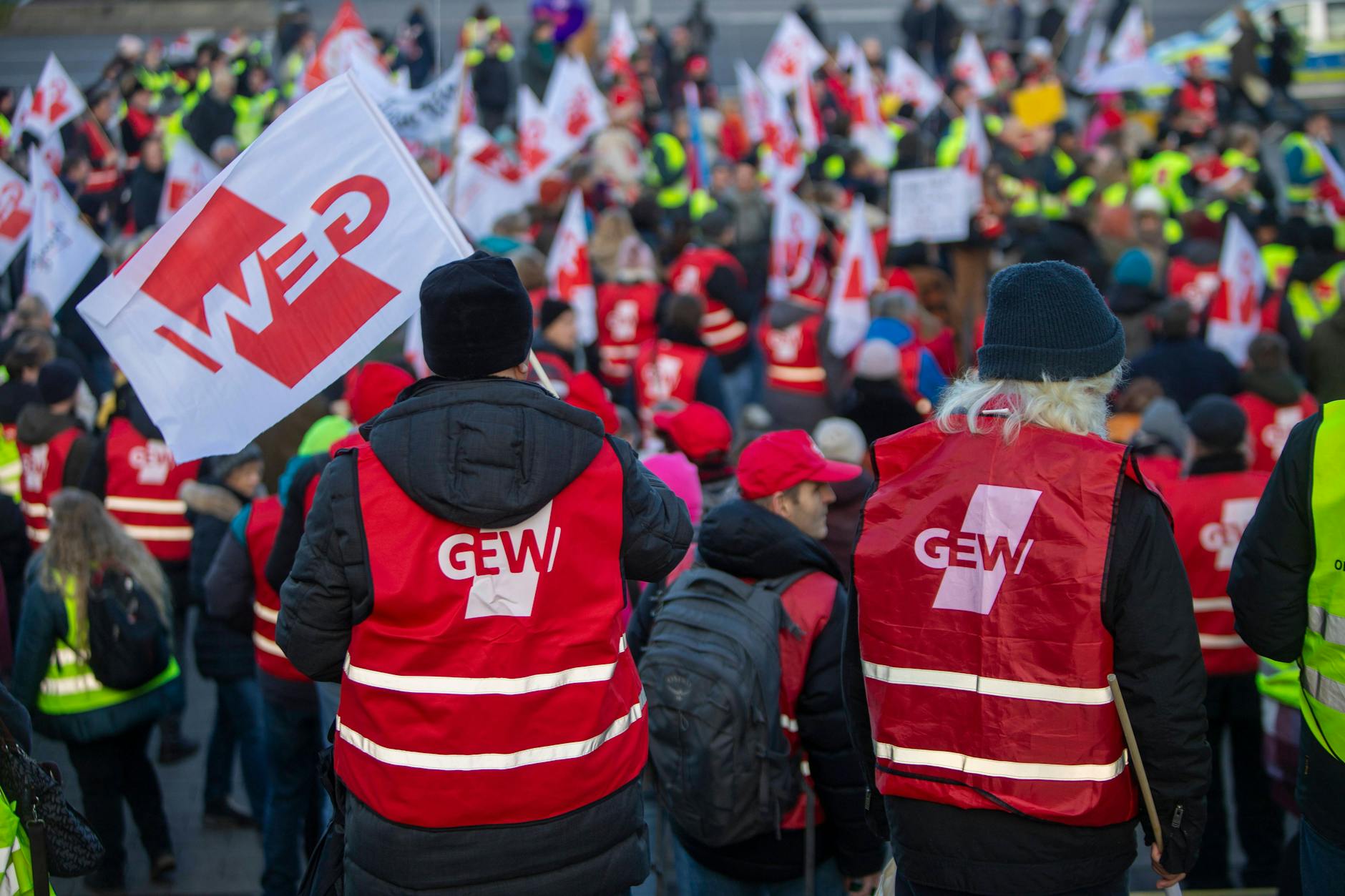 Die Gewerkschaften Verdi, Gewerkschaft Erziehung und Wissenschaft (GEW) und Gewerkschaft der Polizei (GdP) rufen erneut zu einem zweitägigen Warnstreik in Berlin auf.